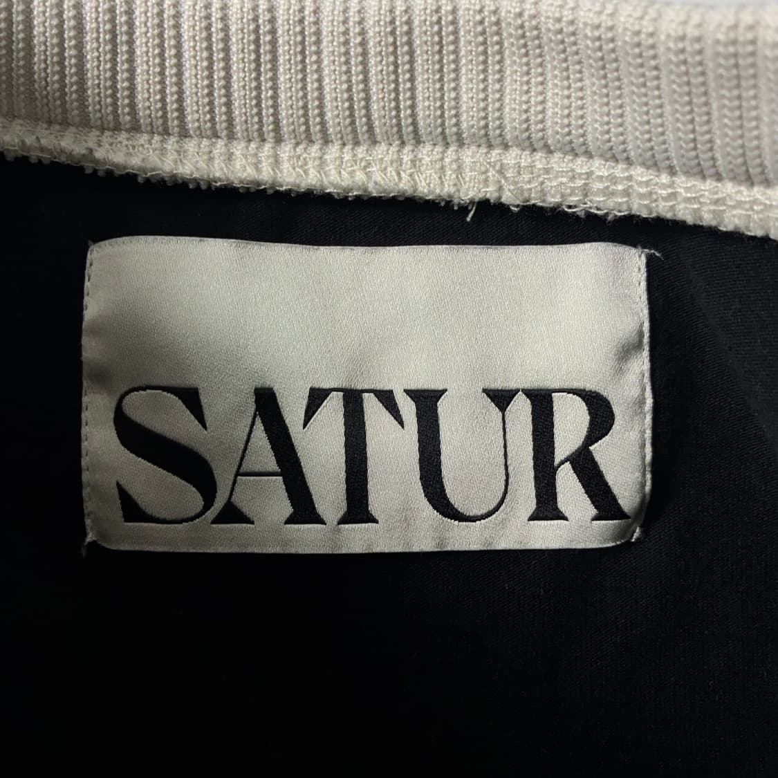 Satur  세터 자수 보야지 레터링 블랙 반팔티셔츠 상품이미지4