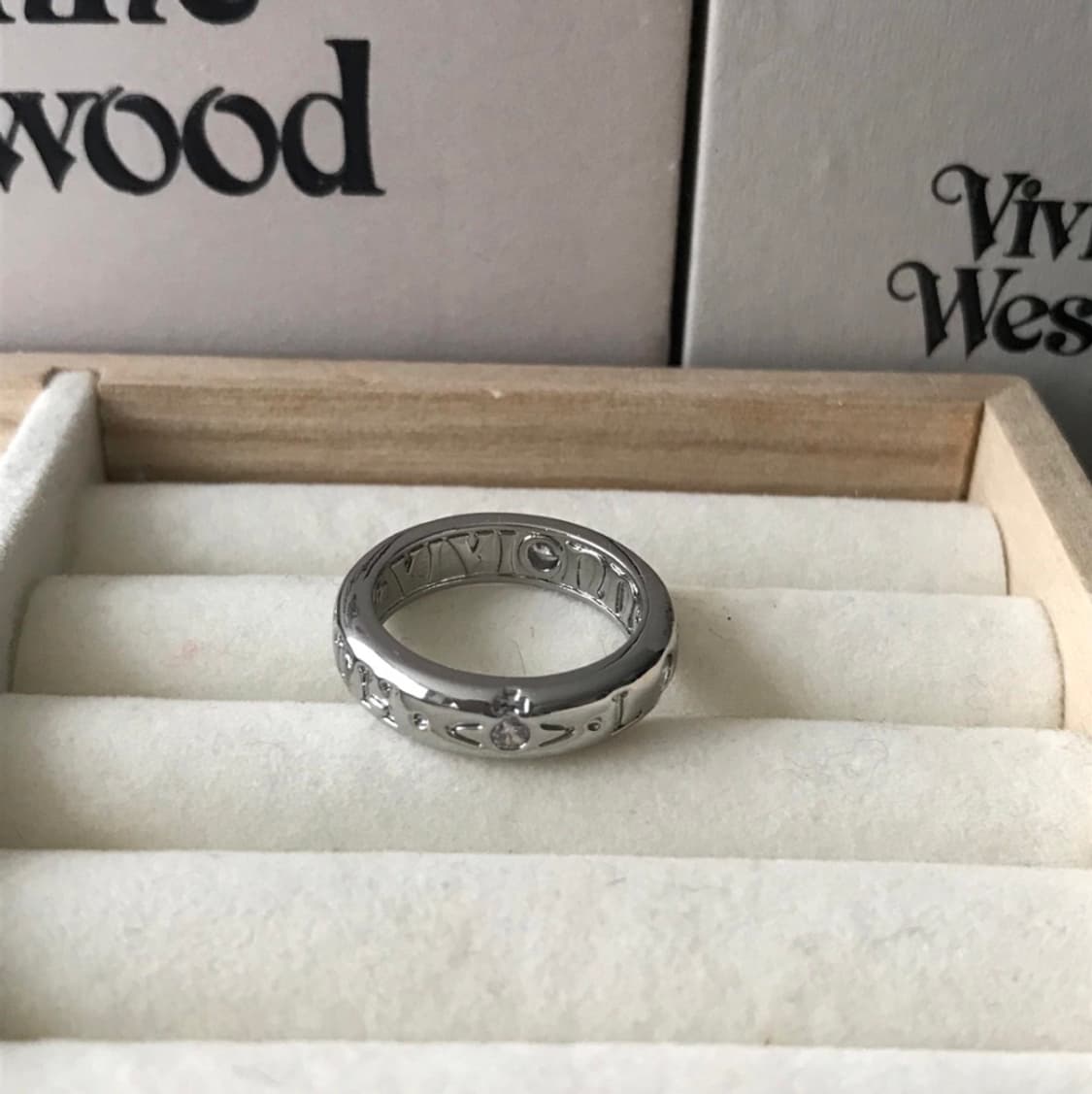 비비안 웨스트우드 아카이브 레터링 orb 각인링 반지 상품이미지1