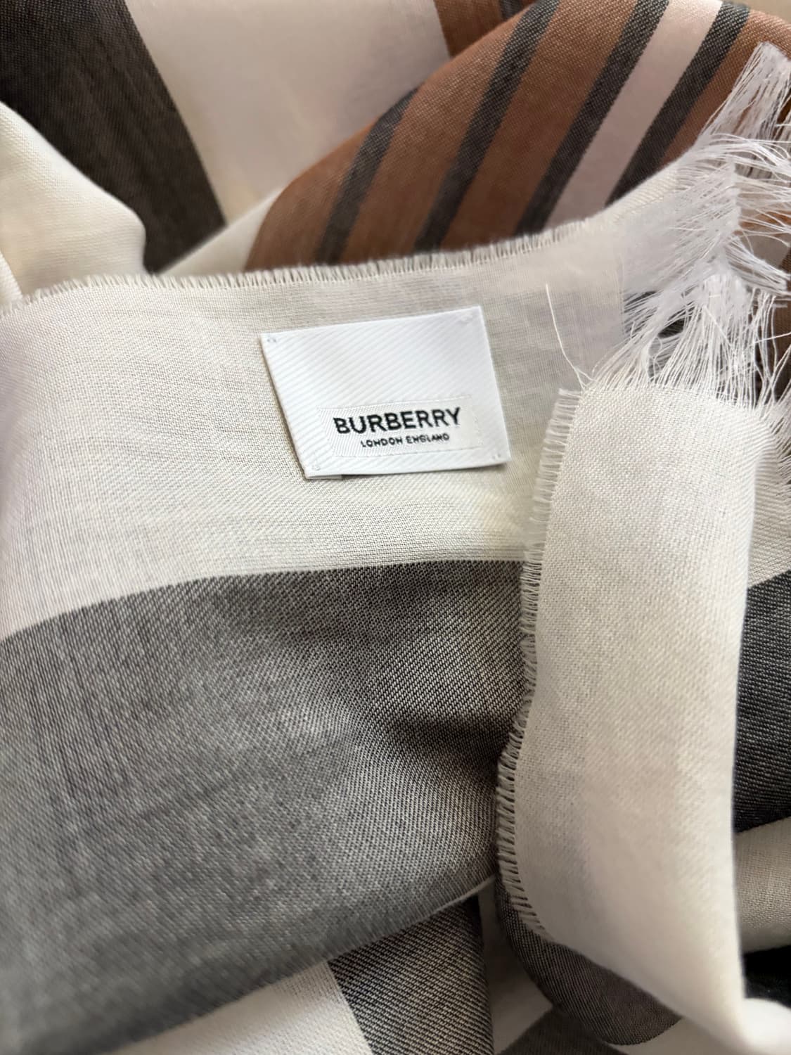 Burberry Scarf  'Love is eternal' 상품이미지5
