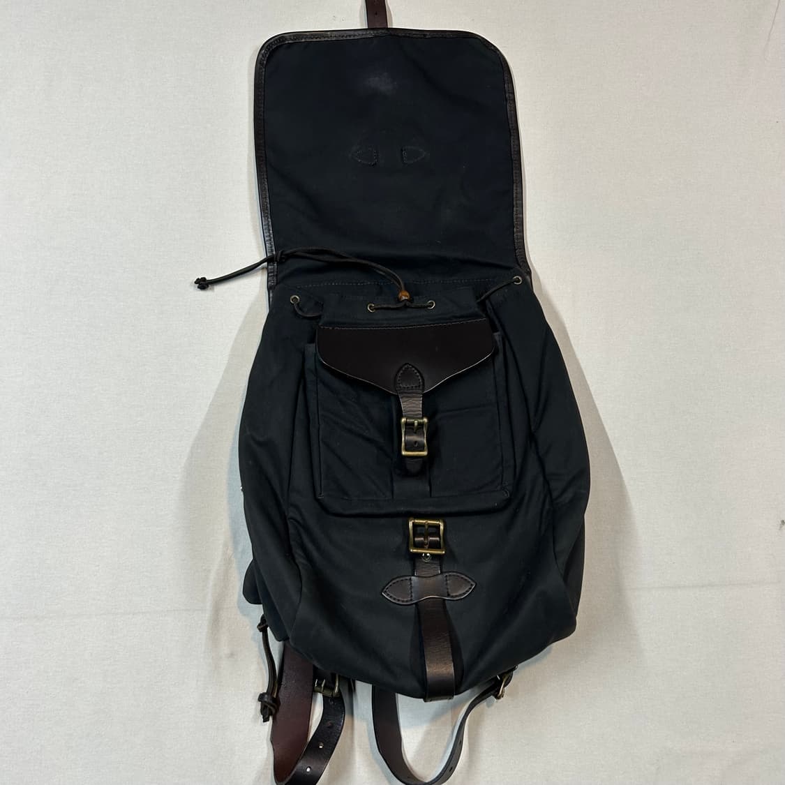 필슨(Filson) 70017 틴 크로스 가죽 스트랩 백팩 상품이미지3