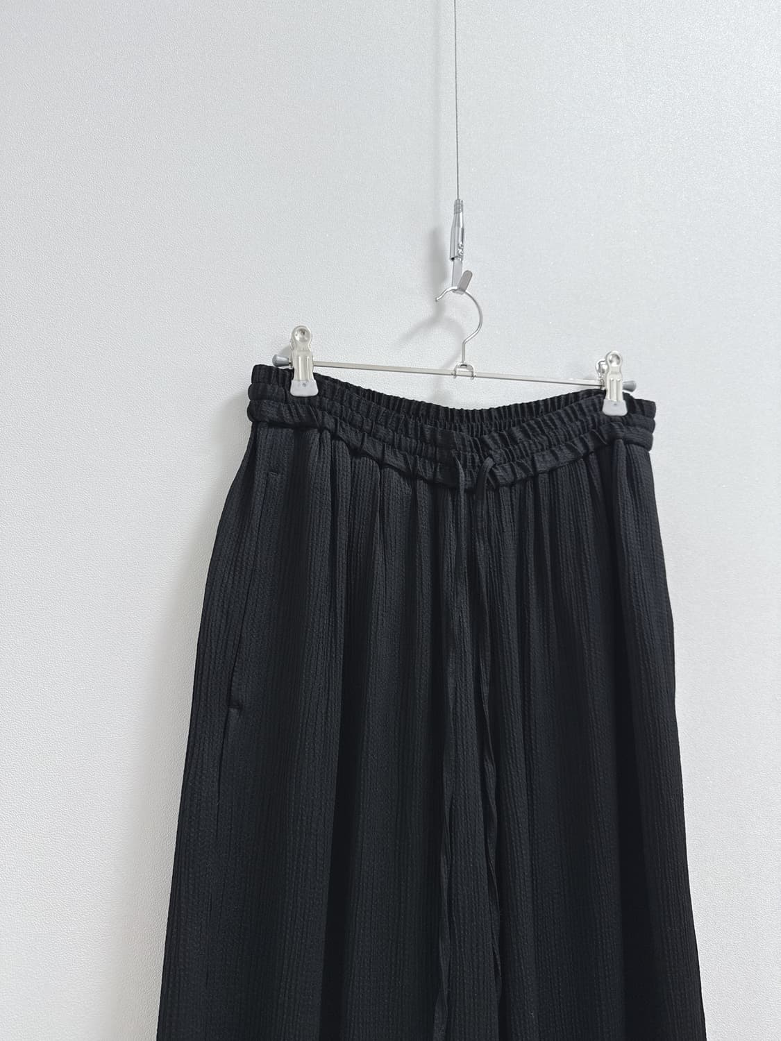 코스 텍스쳐 블랙 와이드레그 드로우스트링 팬츠  상품이미지4