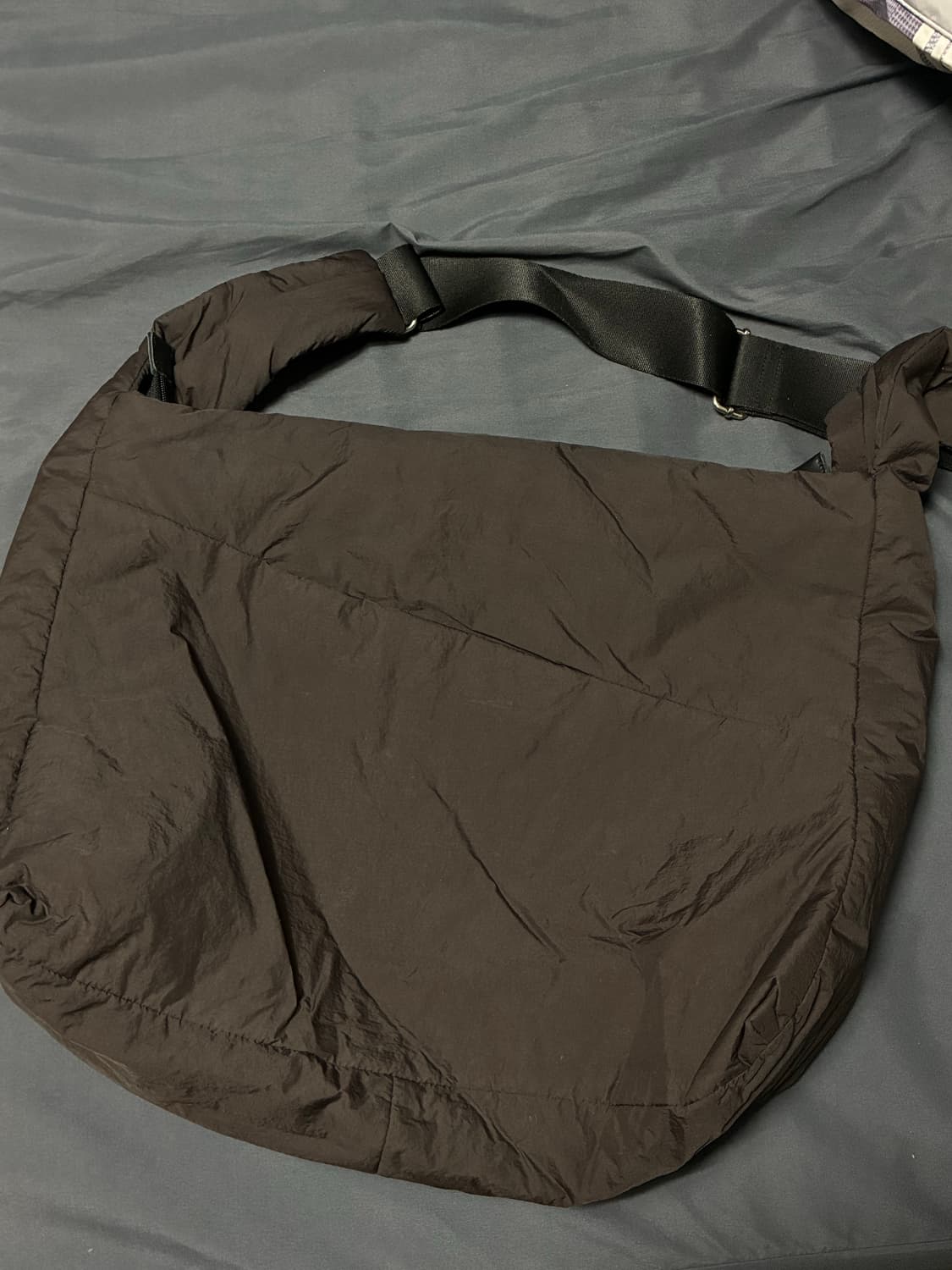 해칭룸 브라운 패디드 백 상품이미지3