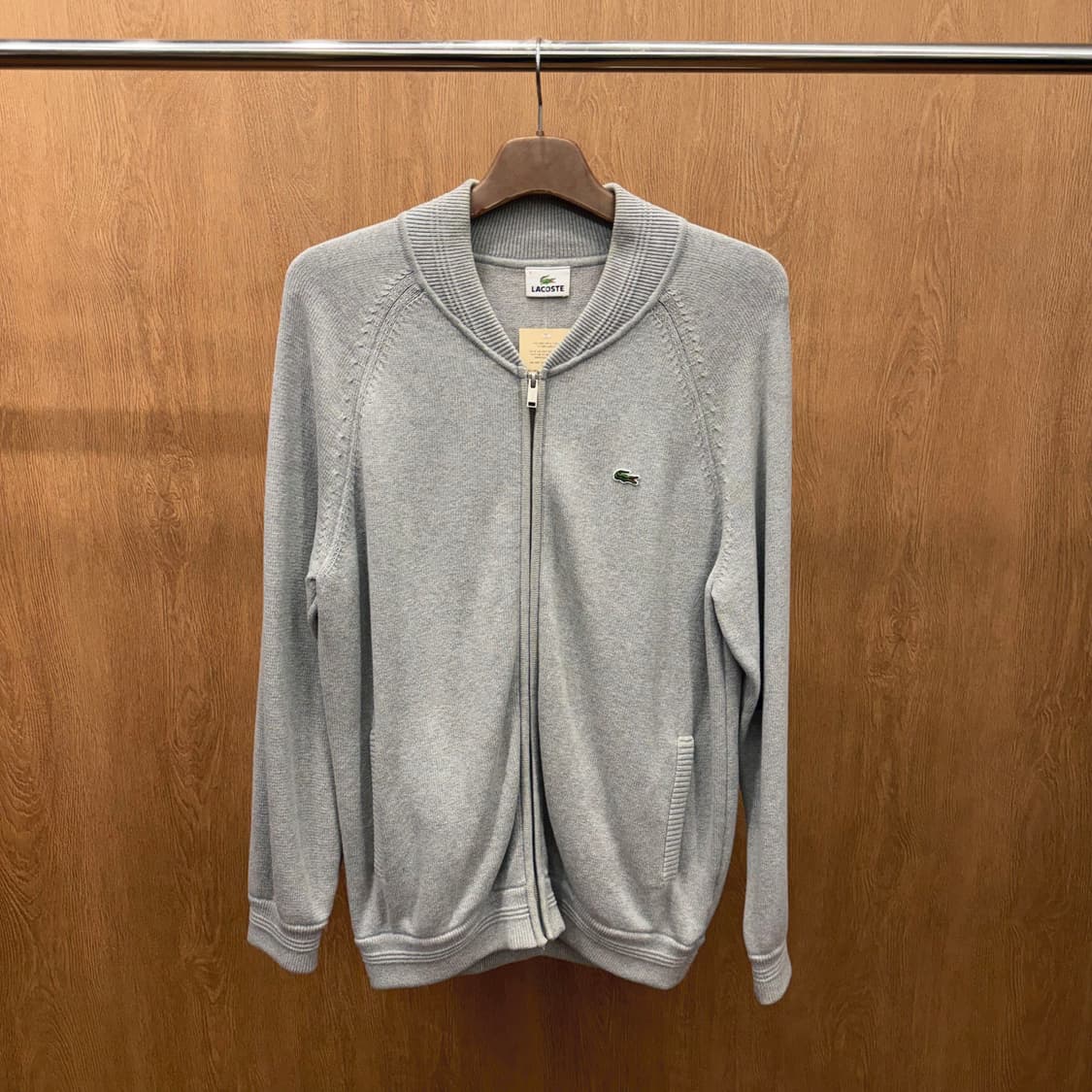 라코스테 니트 집업 가디건 로고 자수 디테일 레귤러핏 라이트 그레이 상품이미지2