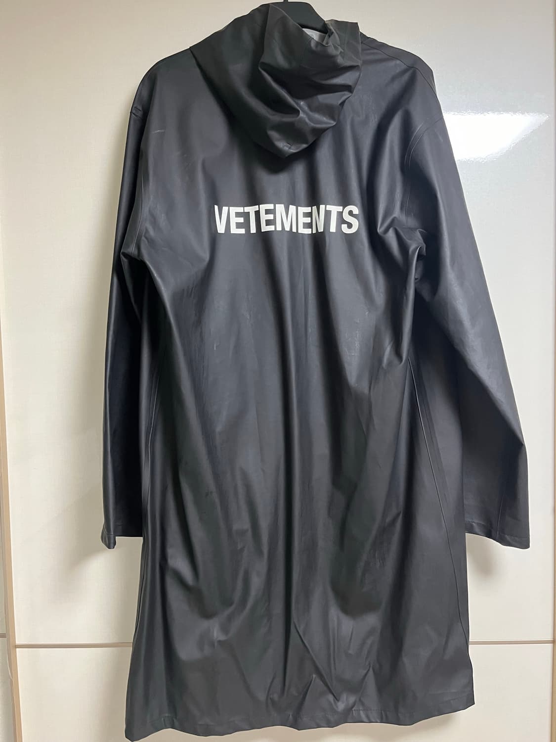 [VETEMENTS] 베트멍 네이비 로고 바람막이 레인코트 상품이미지1