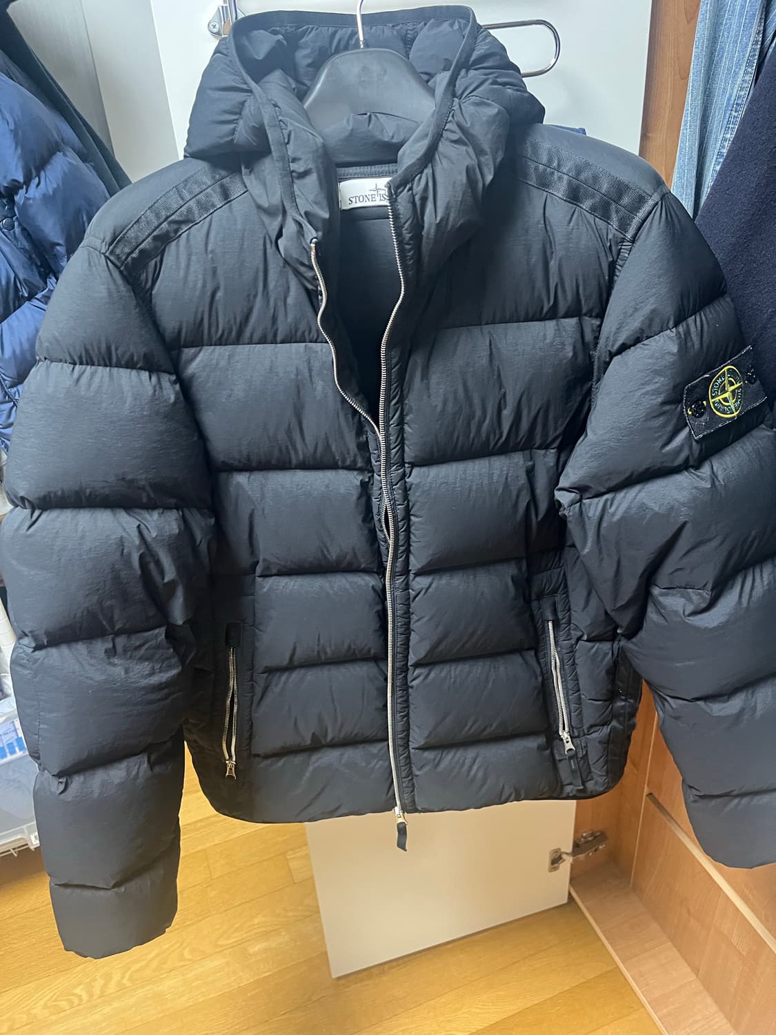 스톤아일랜드 심리스 패딩 23FW M사이즈 상품이미지1