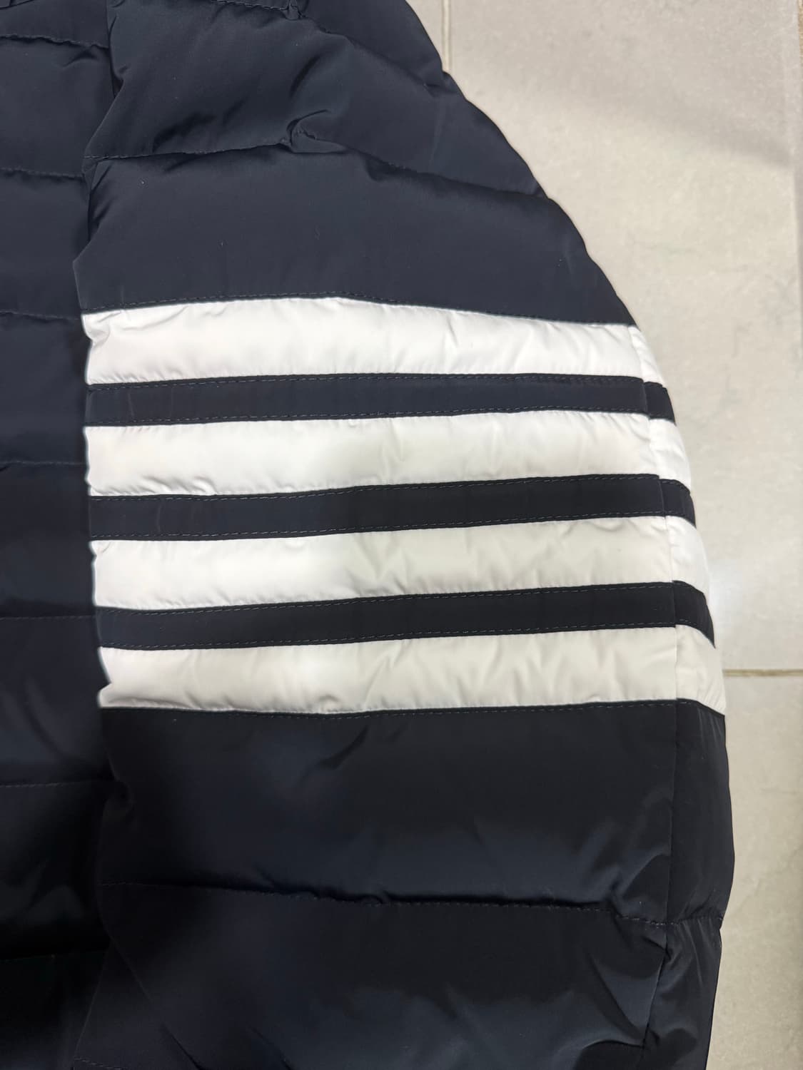 [당일출고,4사이즈] 톰브라운 사선완장 트윌 다운 패딩 상품이미지3