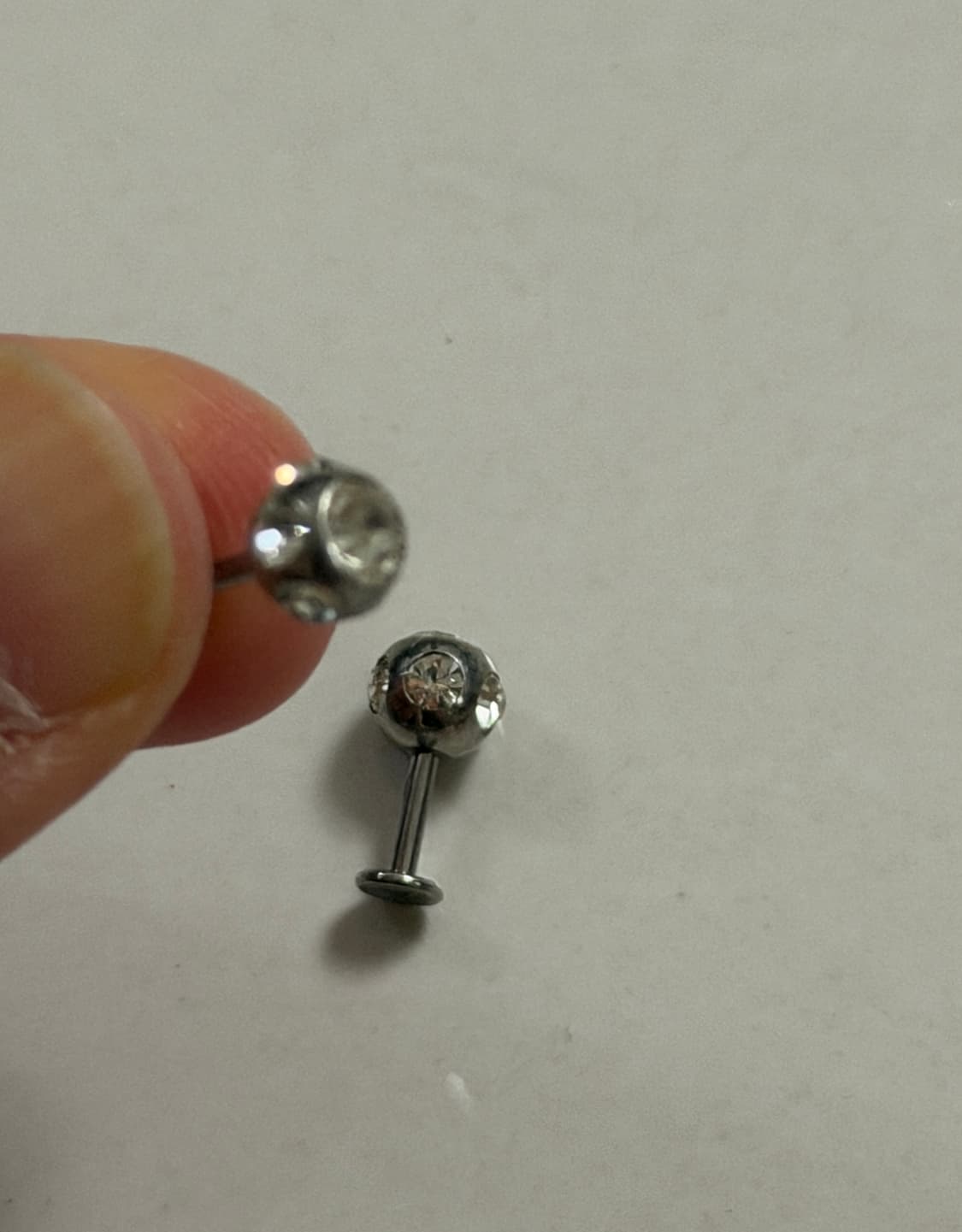 큐빅 지르코니아가 박힌 실버 또는 티타늄 소재의 피어싱 상품이미지2