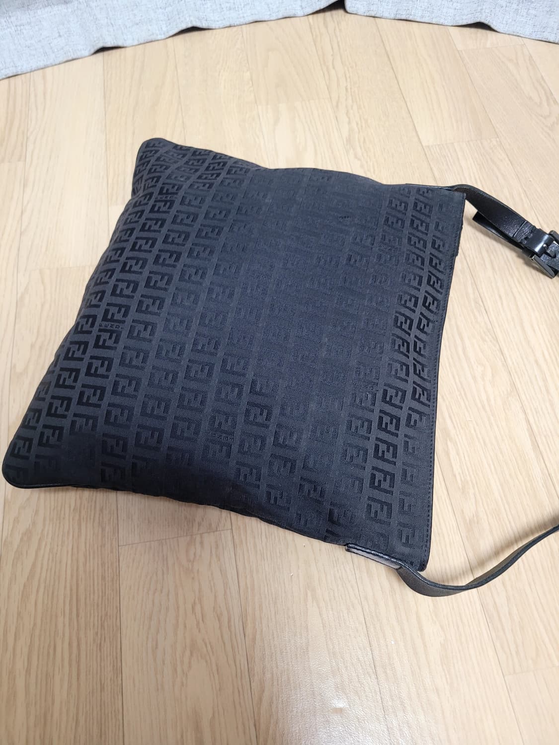 (정품)펜디 쥬카 메신저 크로스백 상품이미지4