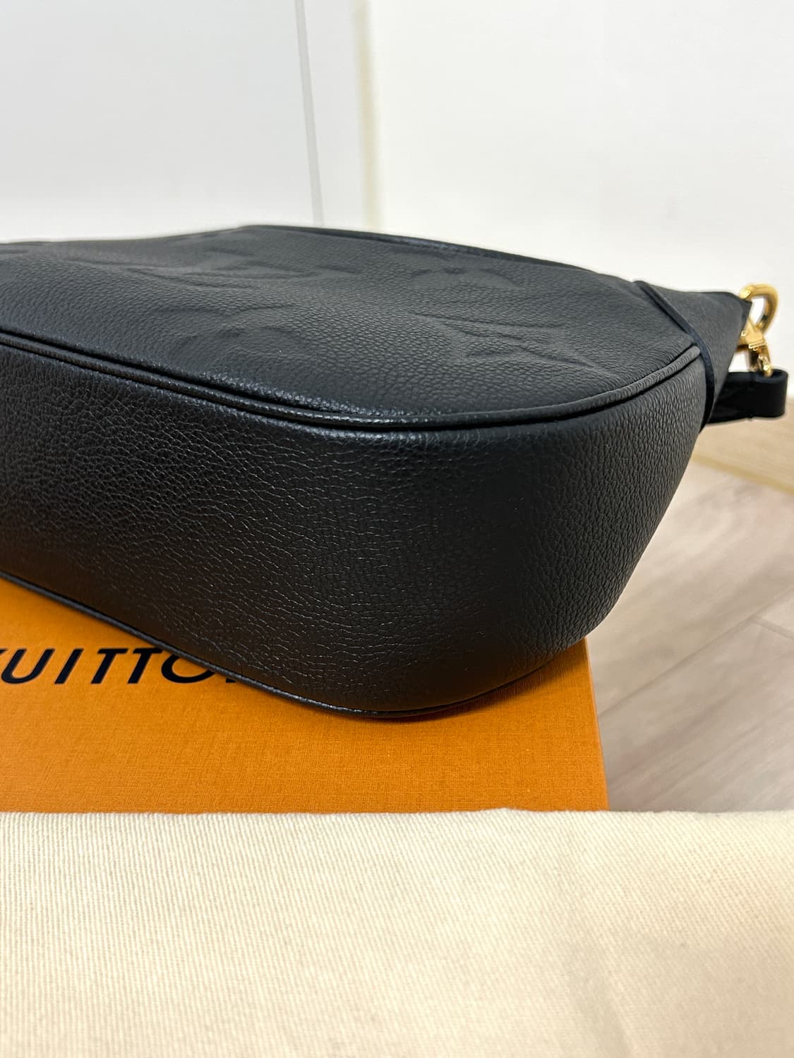 (풀구성) 루이비통 앙프렝뜨 바가텔 호보백 블랙 상품이미지2