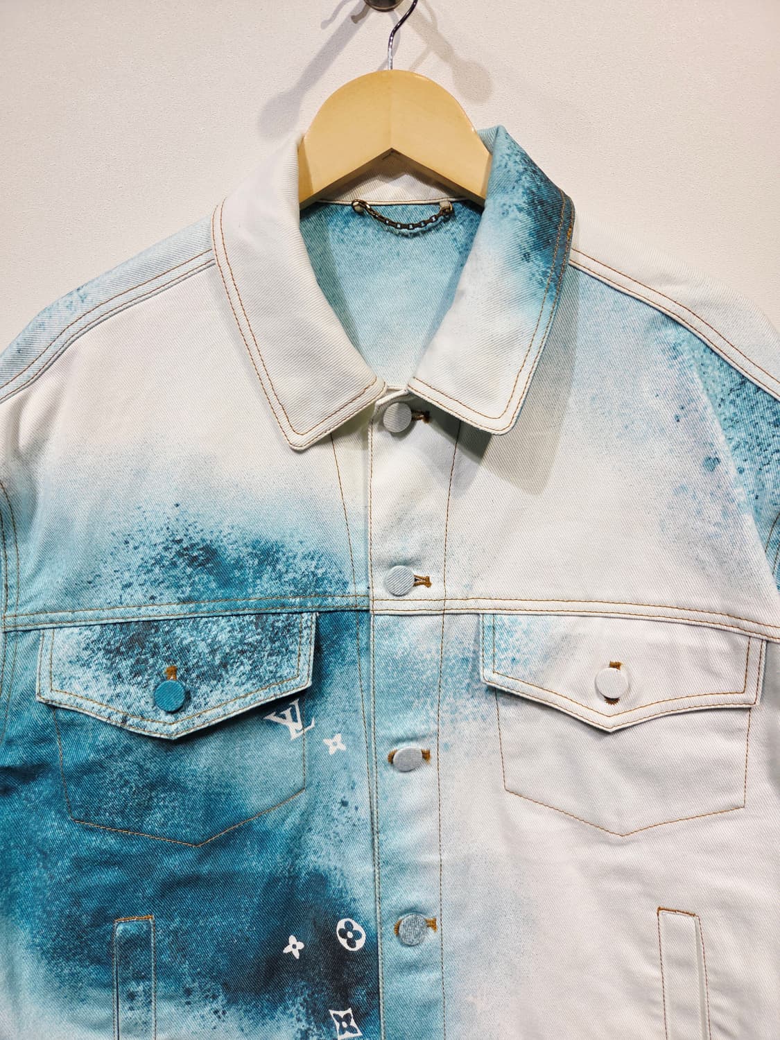 루이비통 모노그램 스프레이 데님 트러커 자켓 상품이미지3