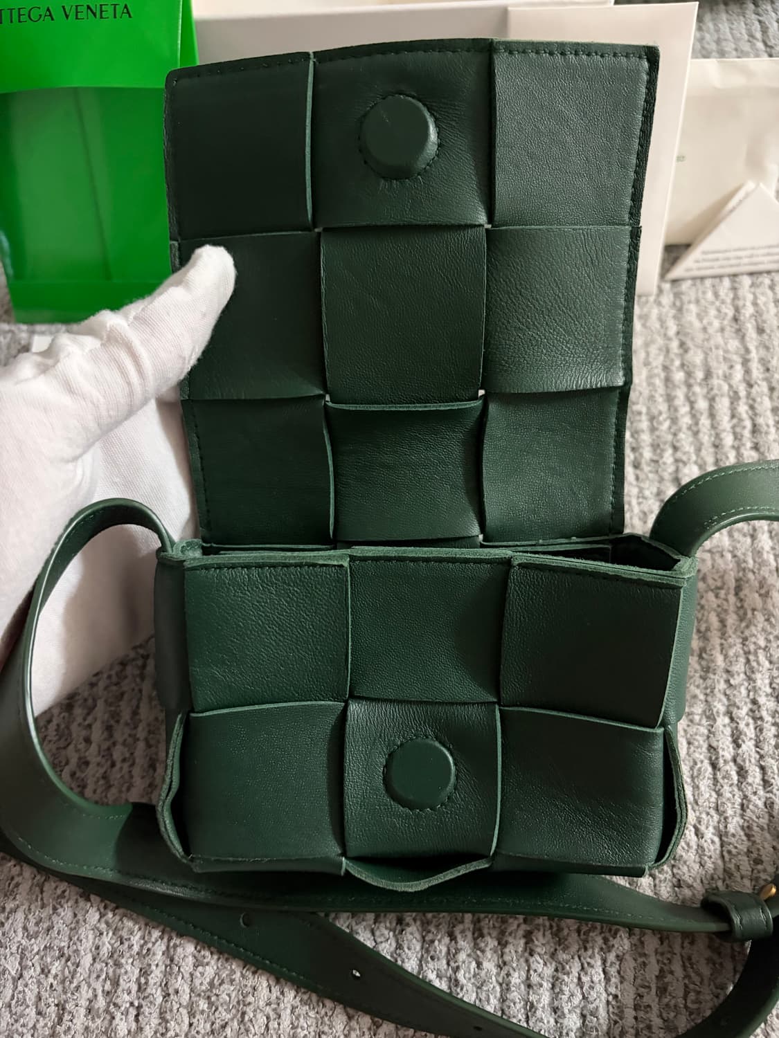 (영수증포함 풀구성) 보테가베네타 미니 카세트백 딥그린 상품이미지4