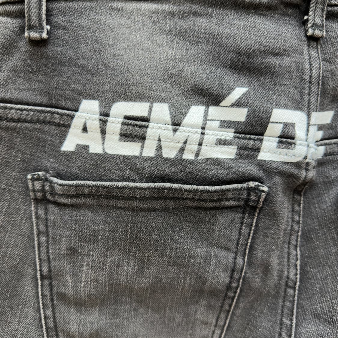 아크메드라비 백 로고 워싱 데님 팬츠 차콜 상품이미지3