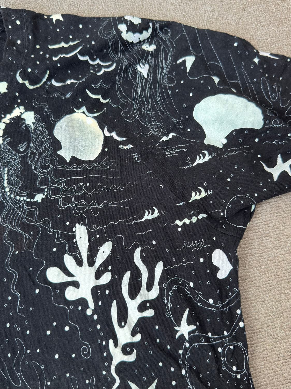 츠모리 치사토 아카이브 인어 드로잉 블랙 티셔츠 상품이미지3