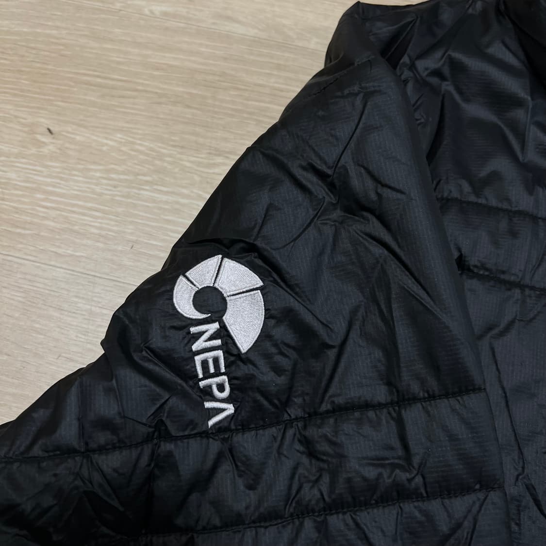 네파 자수로고 초경량패딩 점퍼 [블랙] M/95 상품이미지5