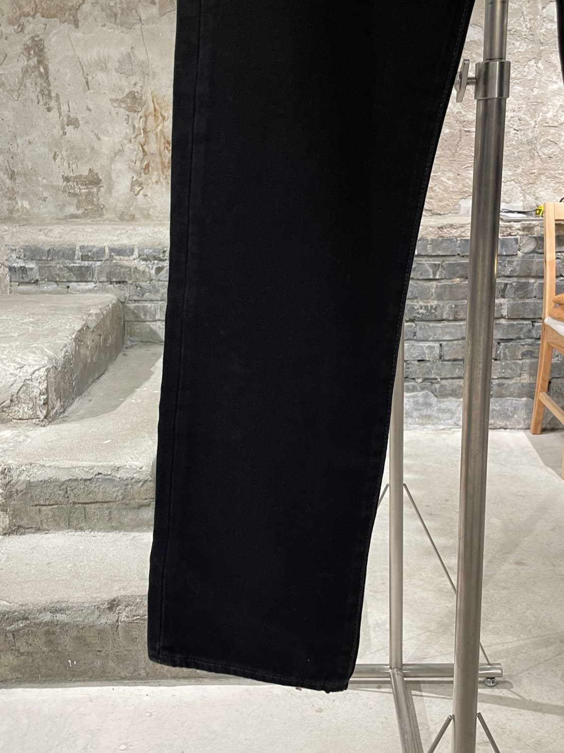 리바이스 501 레드탭 블랙 버튼 플라이 데님 팬츠 상품이미지4