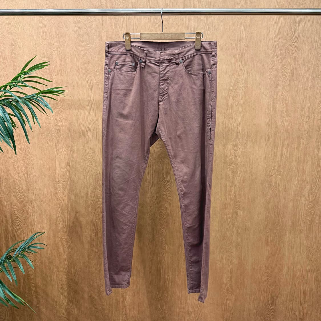 닐 바렛 코튼 팬츠 사이드 싱글 포켓 블랙 로고 디테일 슬림핏 퍼플 상품이미지1