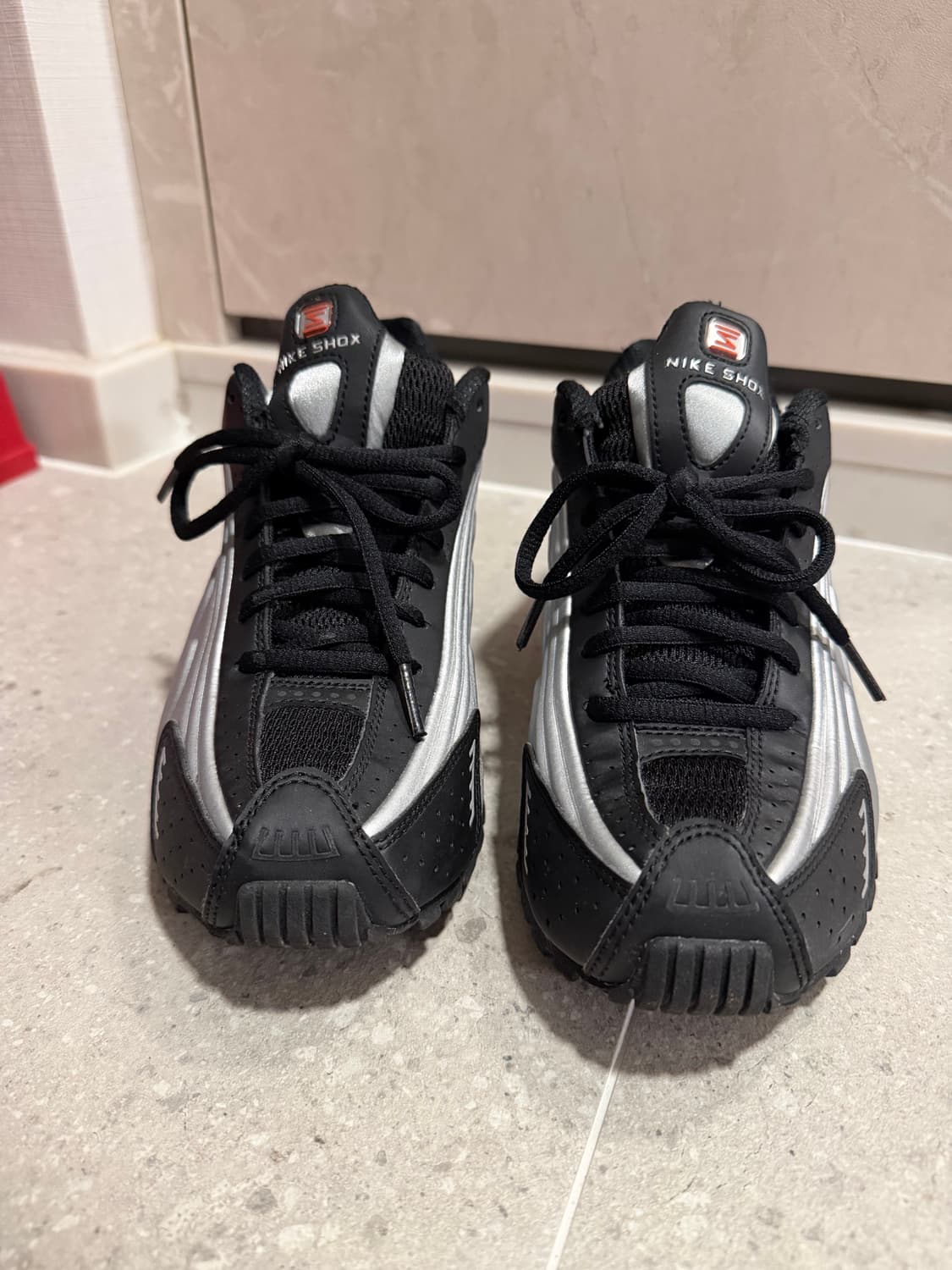 나이키 샥스 r4 메탈릭실버레드 240 상품이미지5