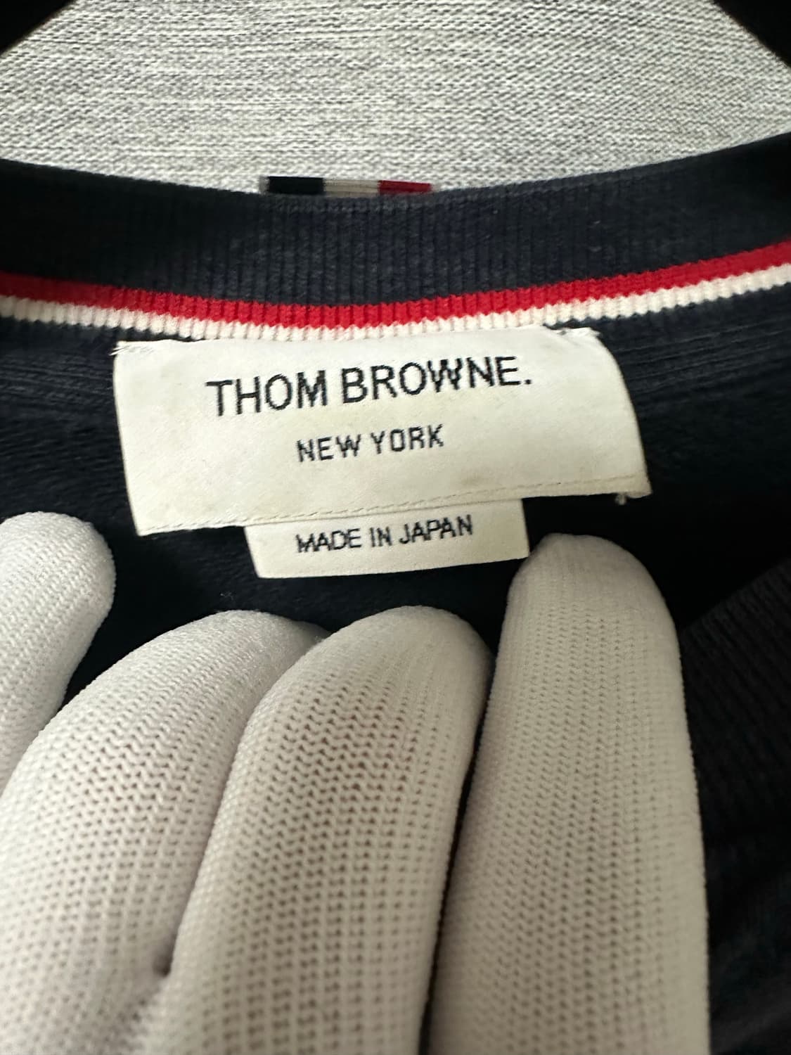 톰브라운 4선 완장 맨투맨 네이비 (4) 상품이미지6