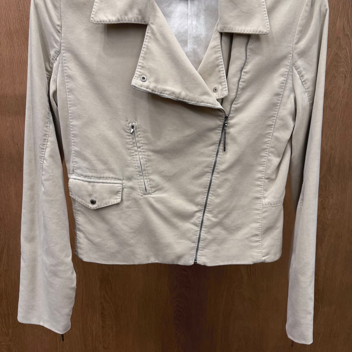 루이비통 코튼 라이더 자켓 언밸런스 지퍼 플랩 포켓 디테일 아이보리 상품이미지5