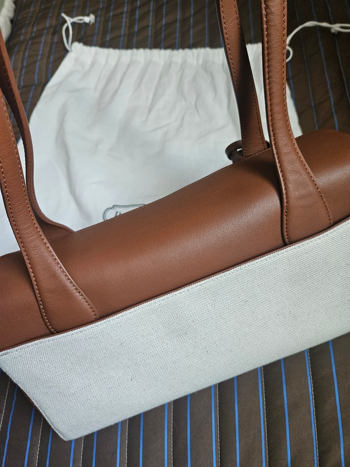 (새상품) 벗튼 캔버스 레더 숄더백 상품이미지3