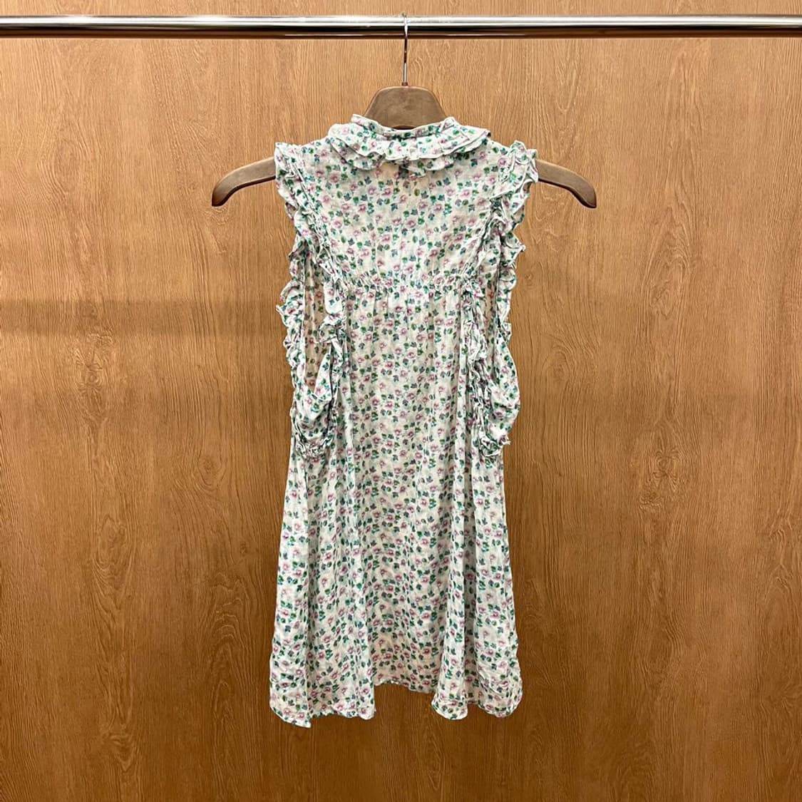 비씨비지 막스아즈리아 슬리브리스 블라우스 플라워 패턴 셔링 디테일 상품이미지3