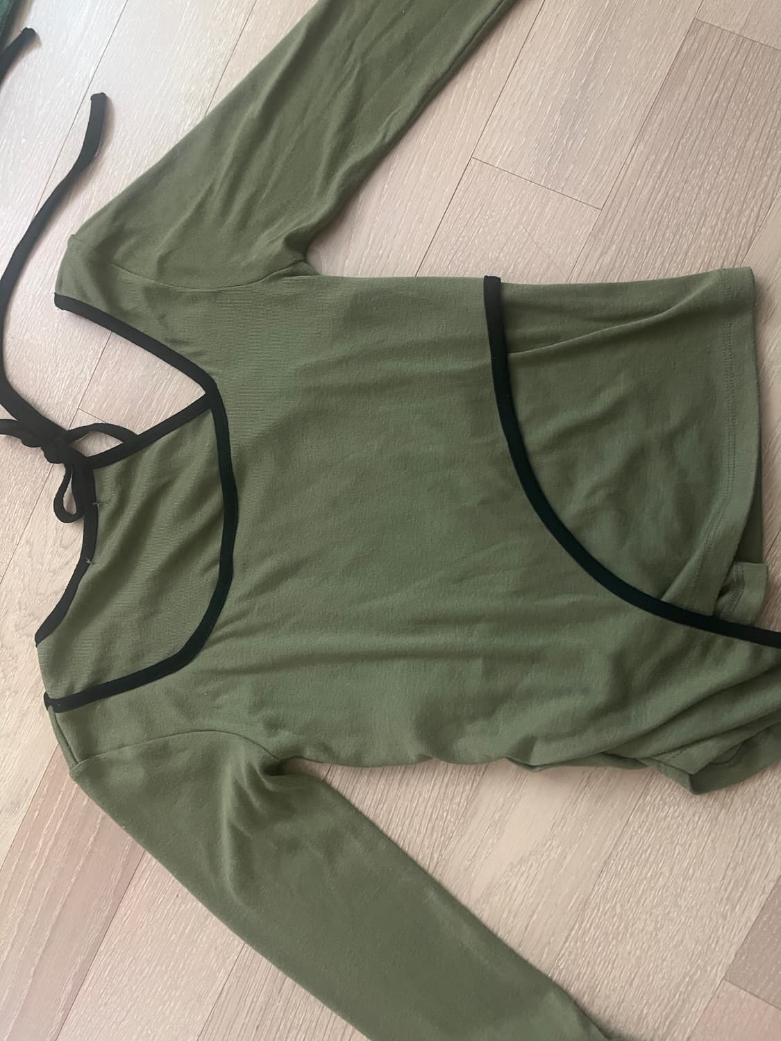 클라우드이모션 라떼 배색 리본 오프숄더 T 상품이미지4