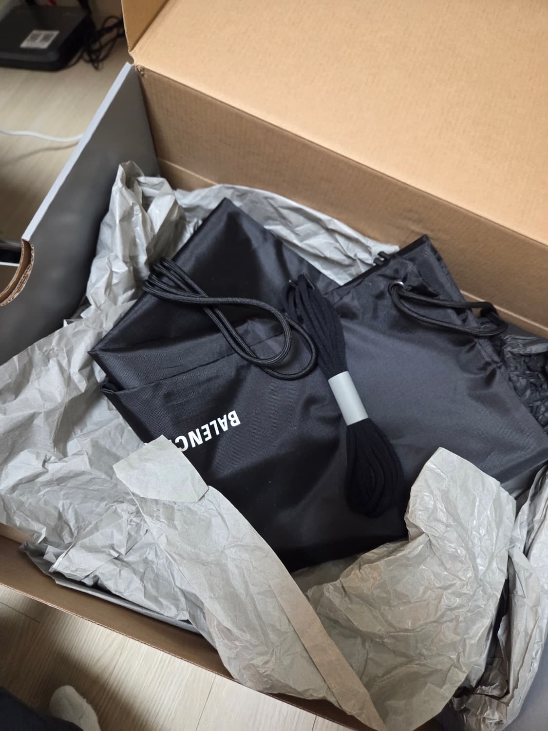 발렌시아가 디펜더43 상품이미지4