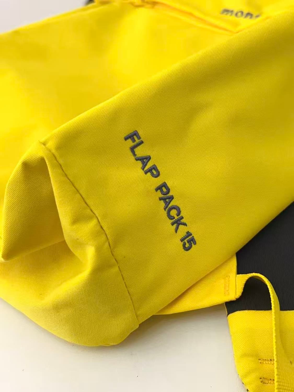 (새상품)몽벨 롤 탑 플랩팩 15 백팩 옐로우 상품이미지4