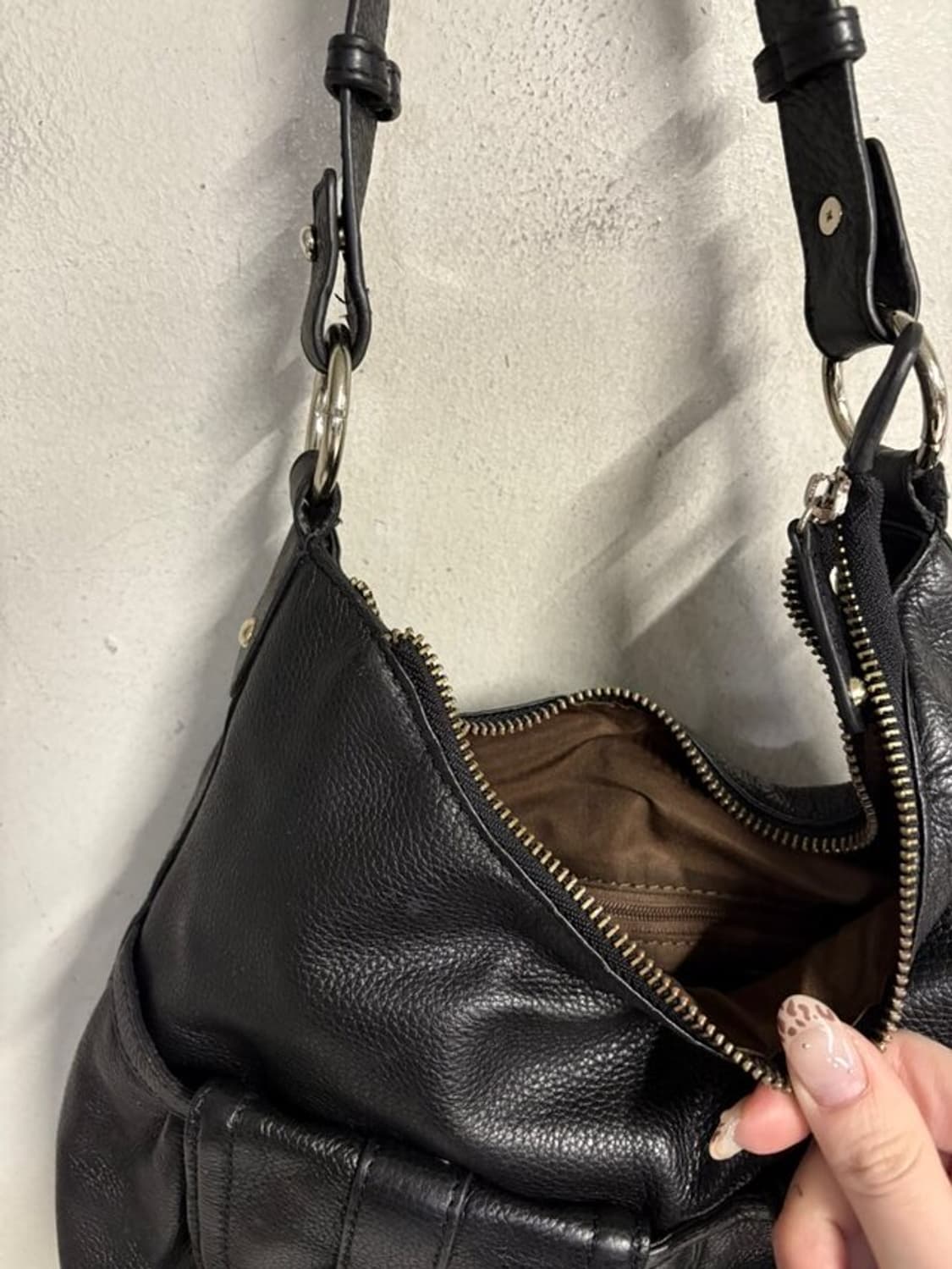 블랙 버클 레더 호보백 상품이미지3