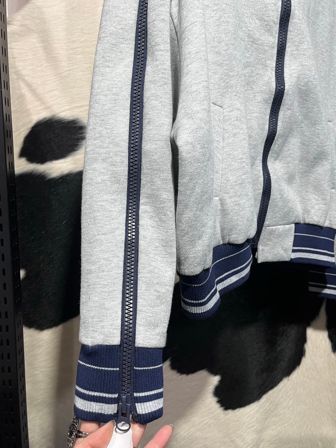 어깨라인 지퍼 디테일 배색 집업 상품이미지4