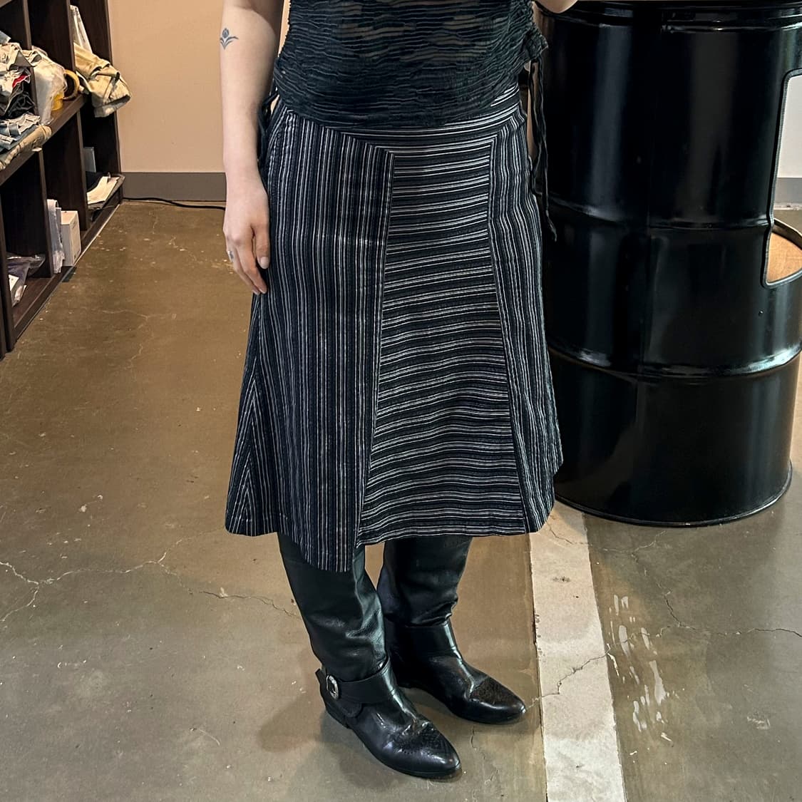 블랙 스트라이프패턴 미디 스커트 상품이미지2