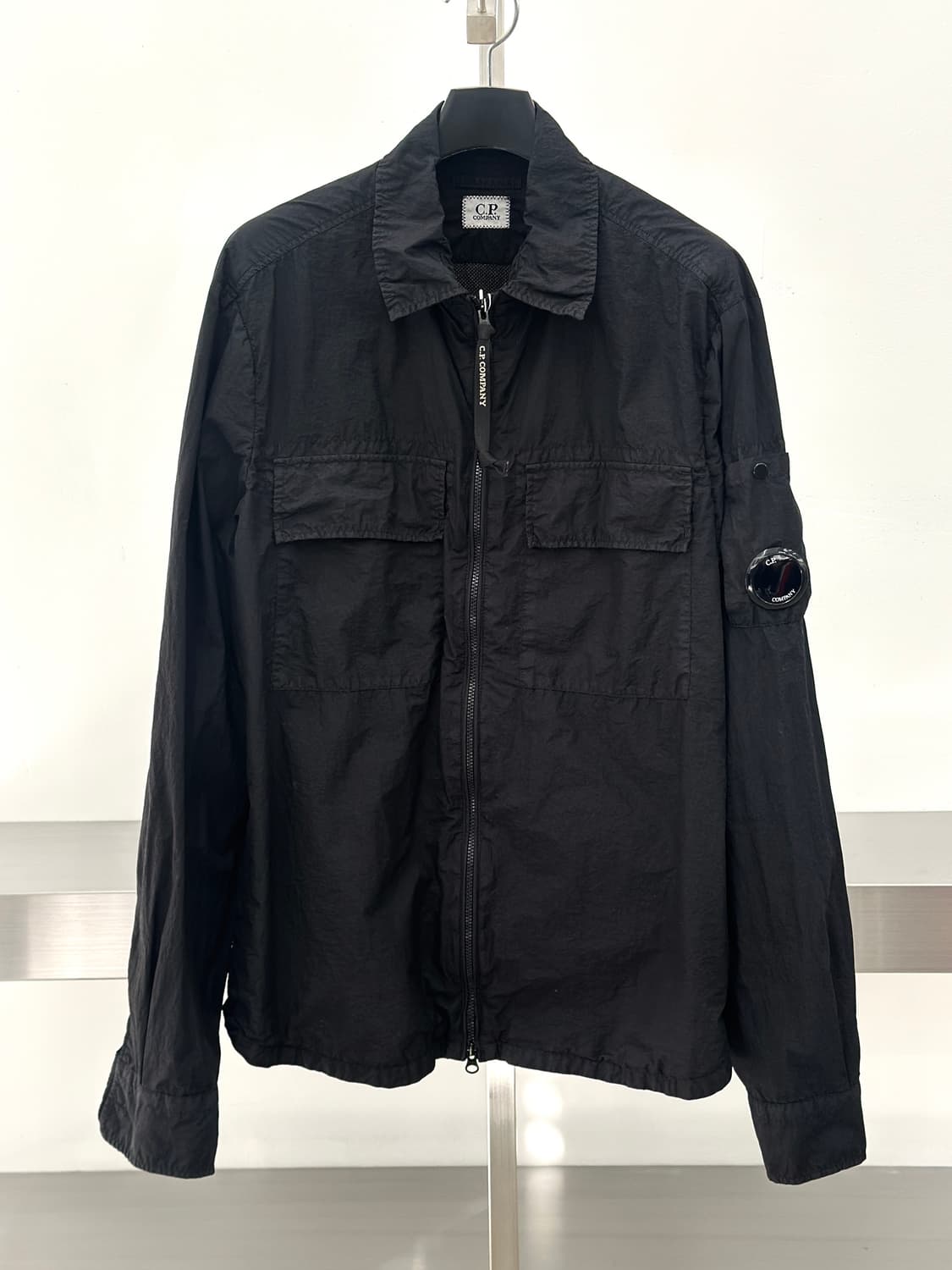 C.P컴퍼니 렌즈와펜 블랙 나일론 오버 셔츠  상품이미지1