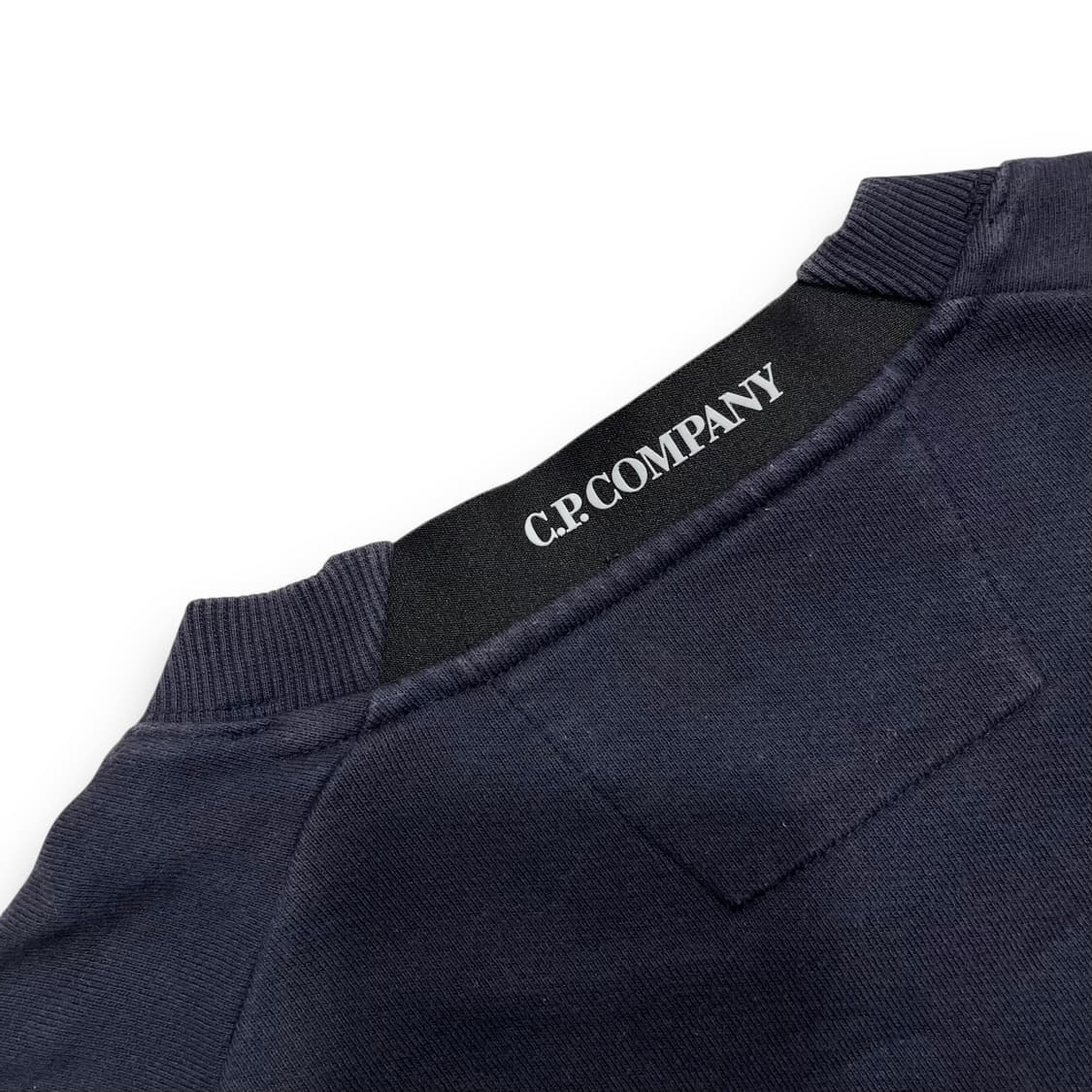 C.P 컴퍼니 렌즈 와펜 아이코닉 네이비 맨투맨 상품이미지6