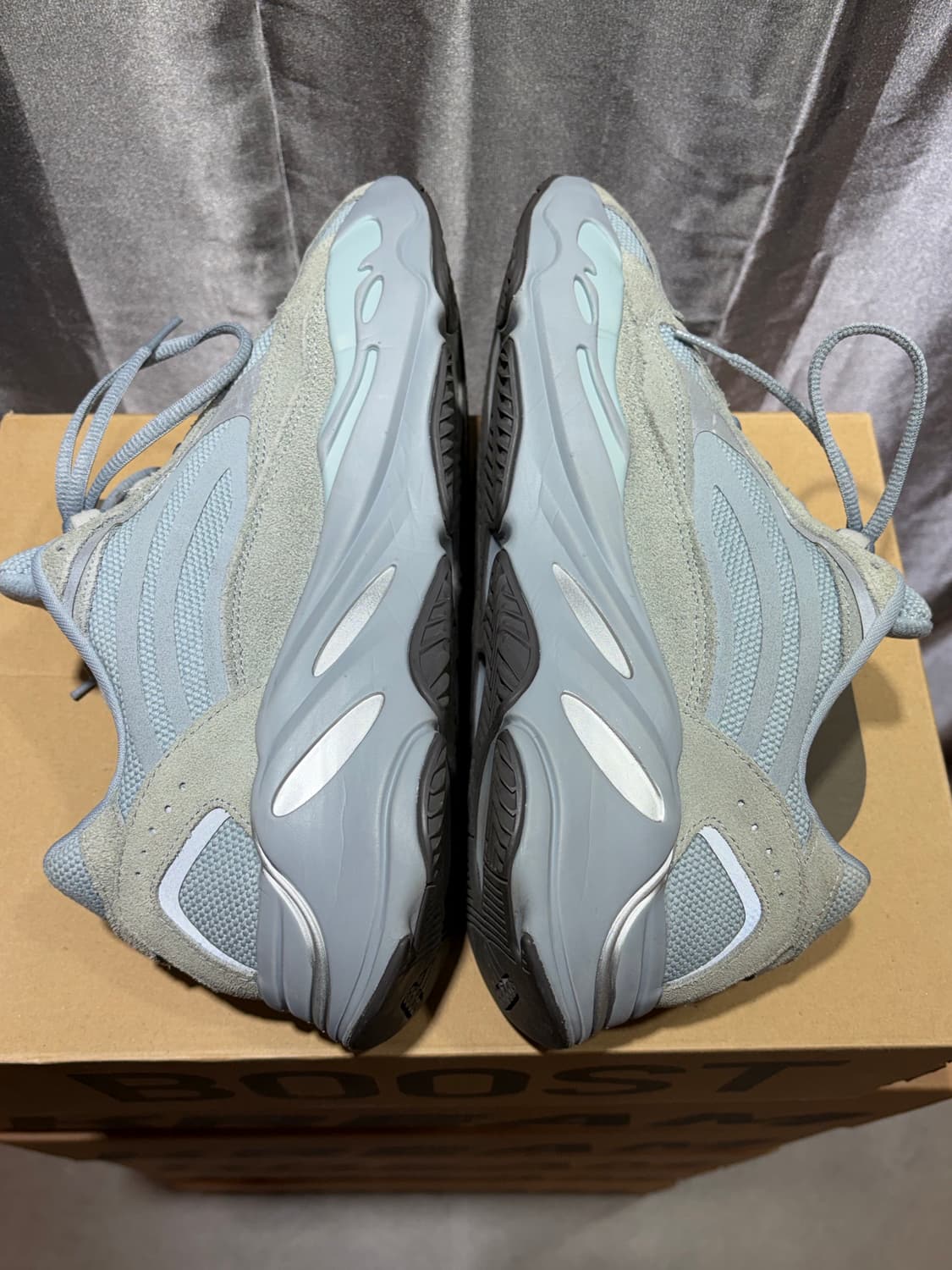 280 아디다스 이지부스트 700 V2 호스피탈 블루 상품이미지5