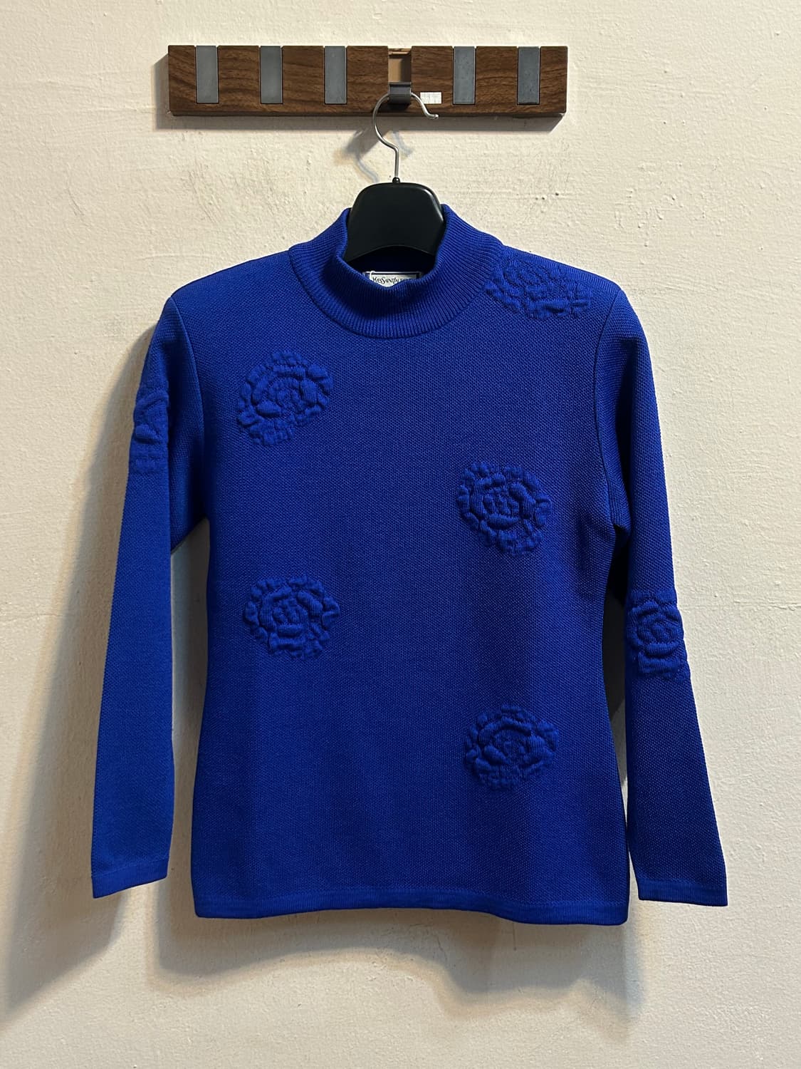 입생로랑 빈티지 로즈 엠보 니트 탑  상품이미지1