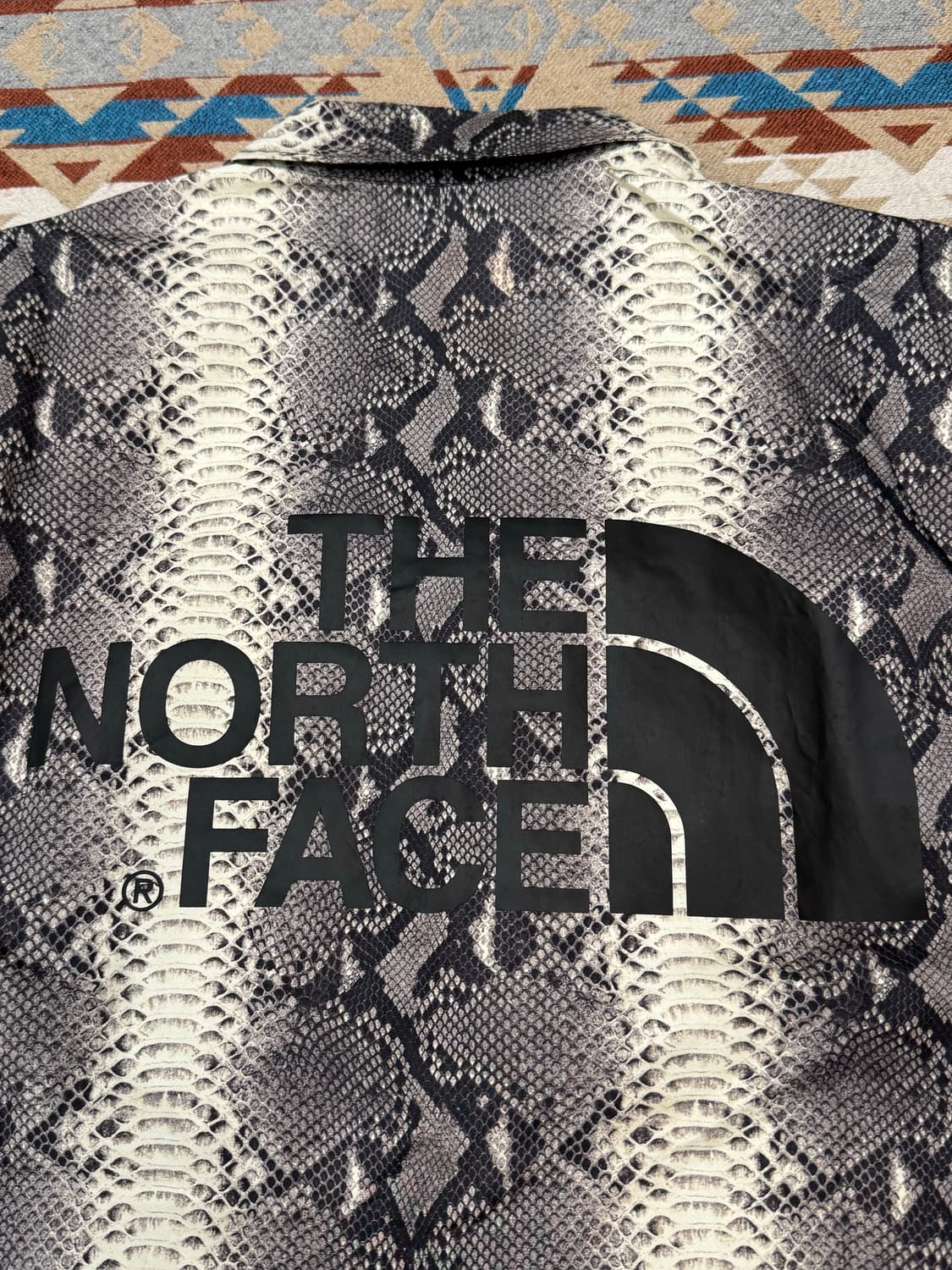 [L] 슈프림 x 노스페이스 스네이크스킨 테입드 심 코치 자켓 블랙 상품이미지6