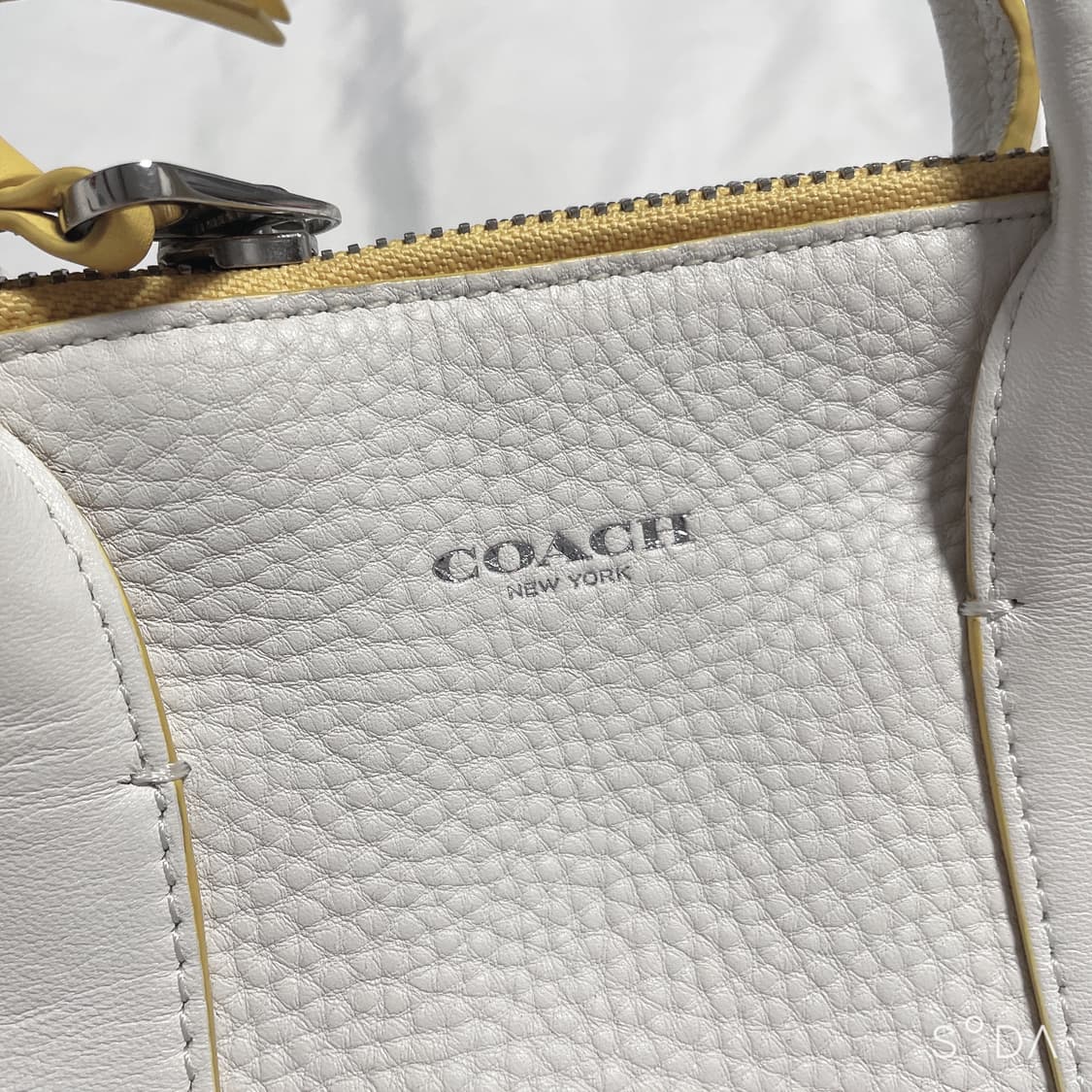 코치 화이트 가죽 토트백 상품이미지2