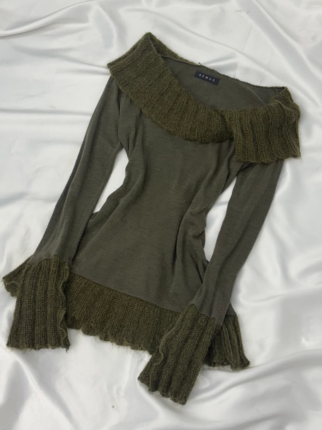 Grunge Knit Trim Off-Shoulder Top 상품이미지5