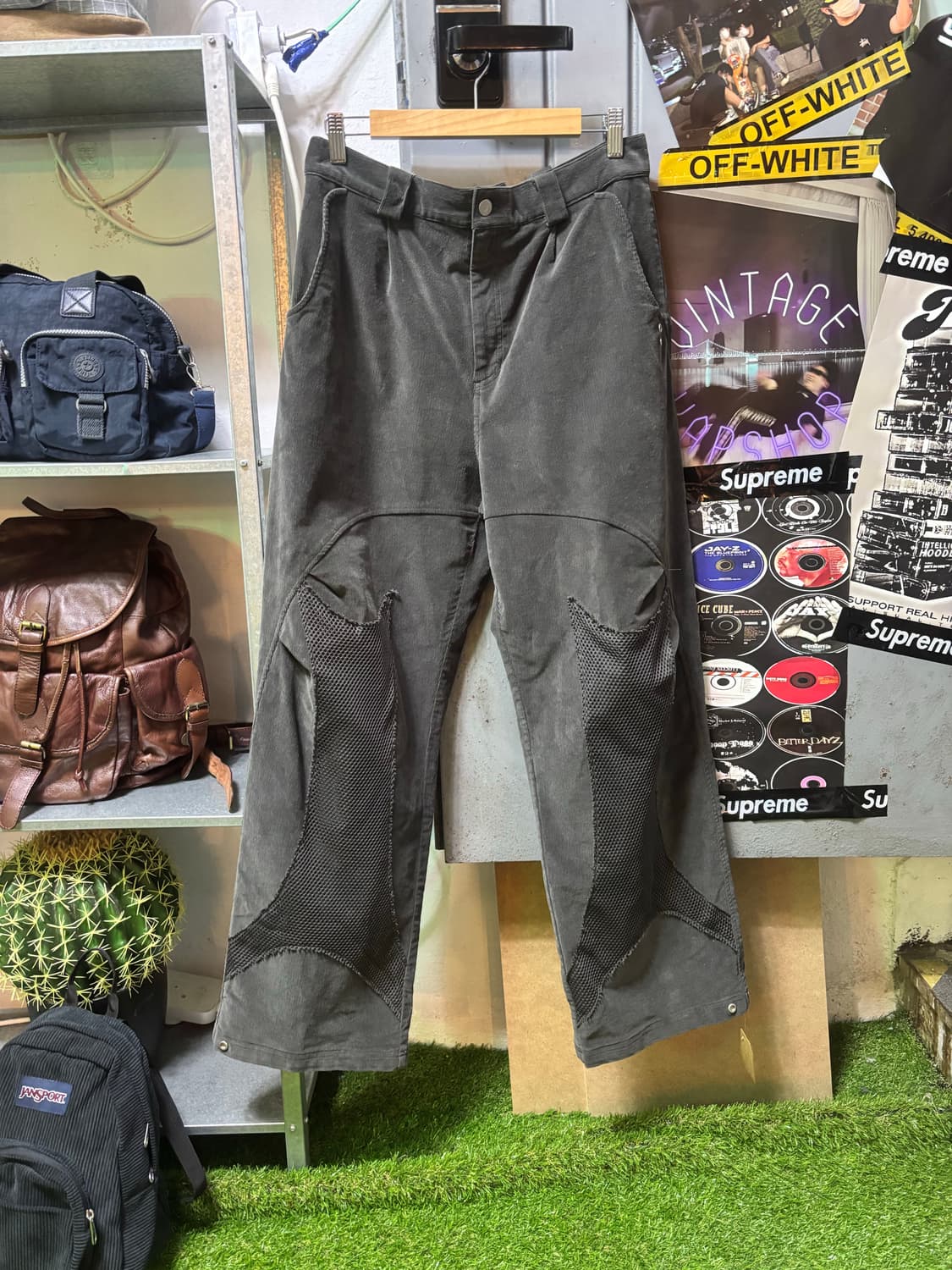 더콜디스트모먼트 코듀로이 메쉬 와이드 팬츠 차콜 상품이미지5