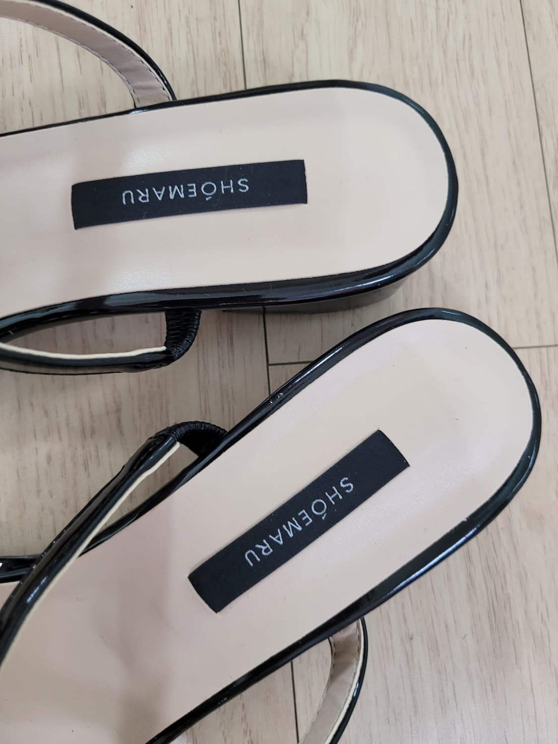 스트랩 샌들 240 에나멜 블랙 상품이미지8