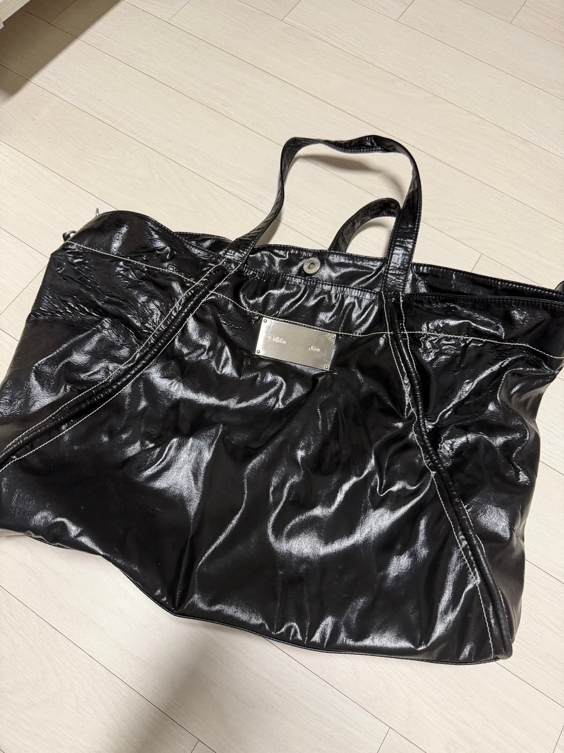 마뗑킴 블랙 에나멜 토트백 상품이미지1