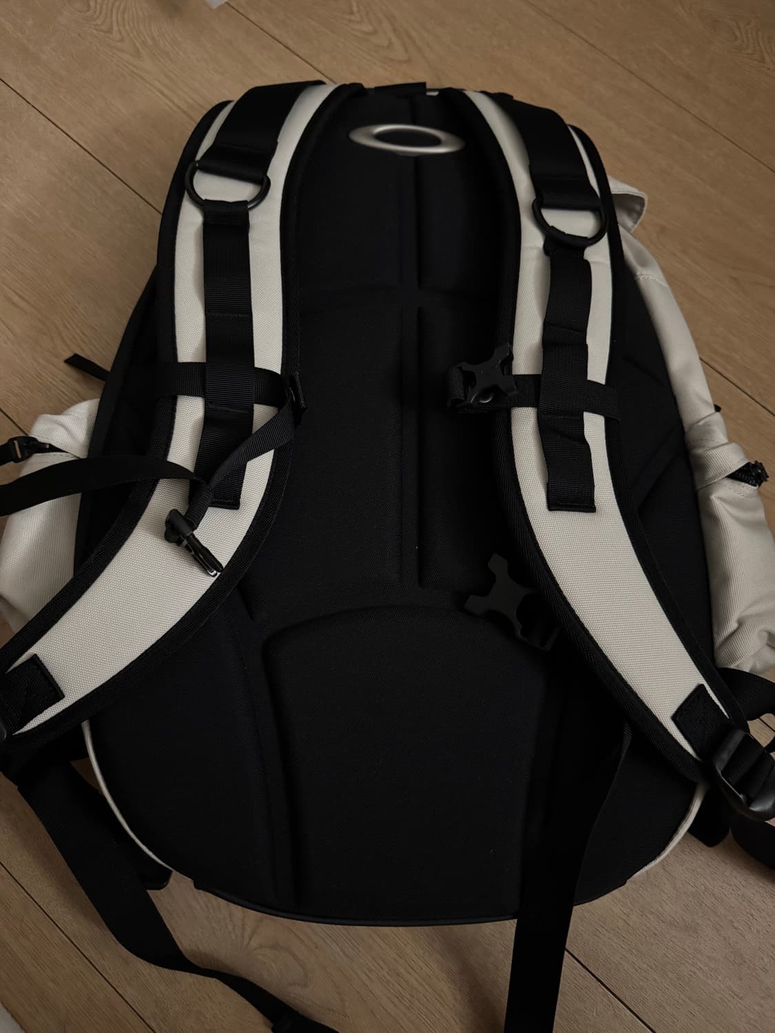 오클리 백팩 (흰색) 팝니다. 상품이미지2