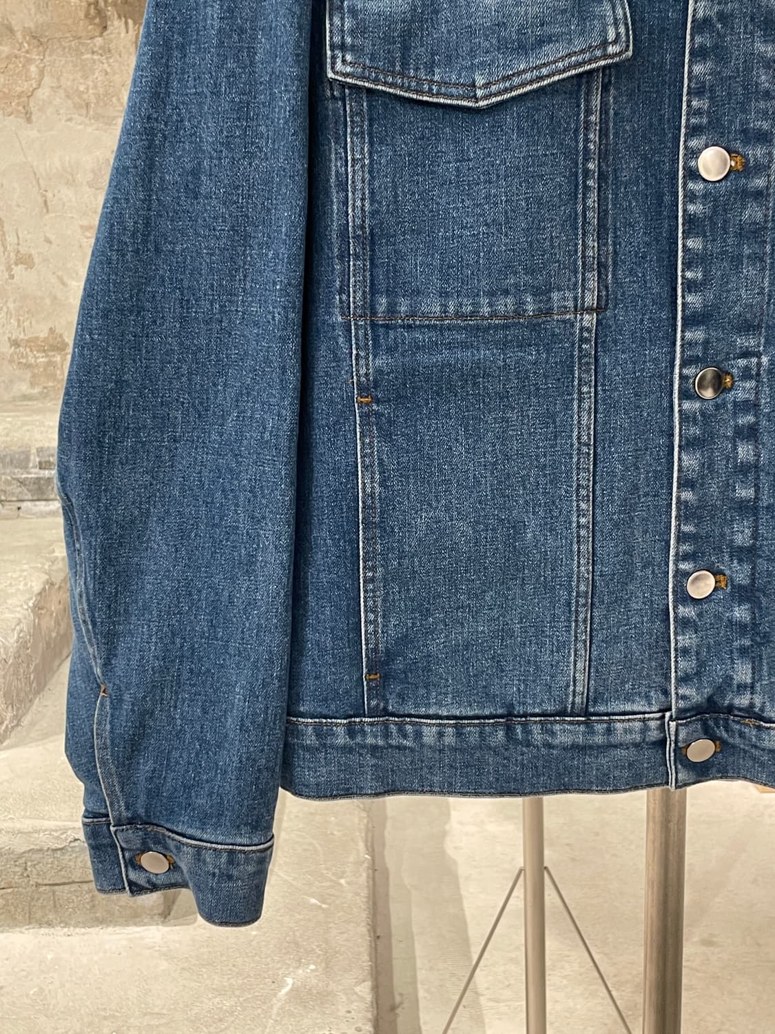 띠어리 중청 체스트 포켓 트러커 데님 자켓 상품이미지4