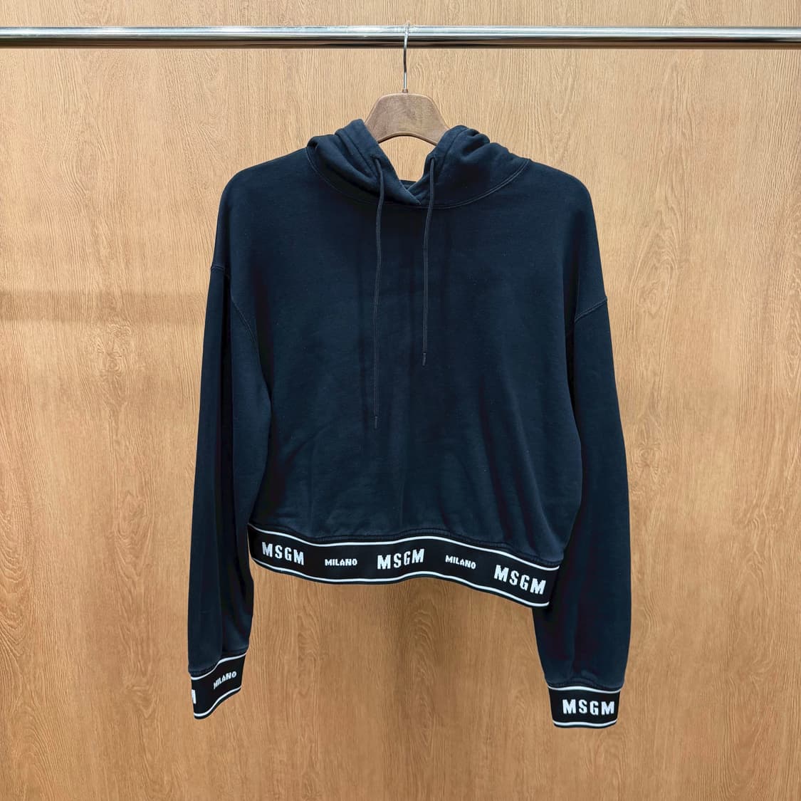 MSGM 크롭 긴팔 후드 티셔츠 밑단 소매 로고 밴드 스트링 디테일 블랙 상품이미지2