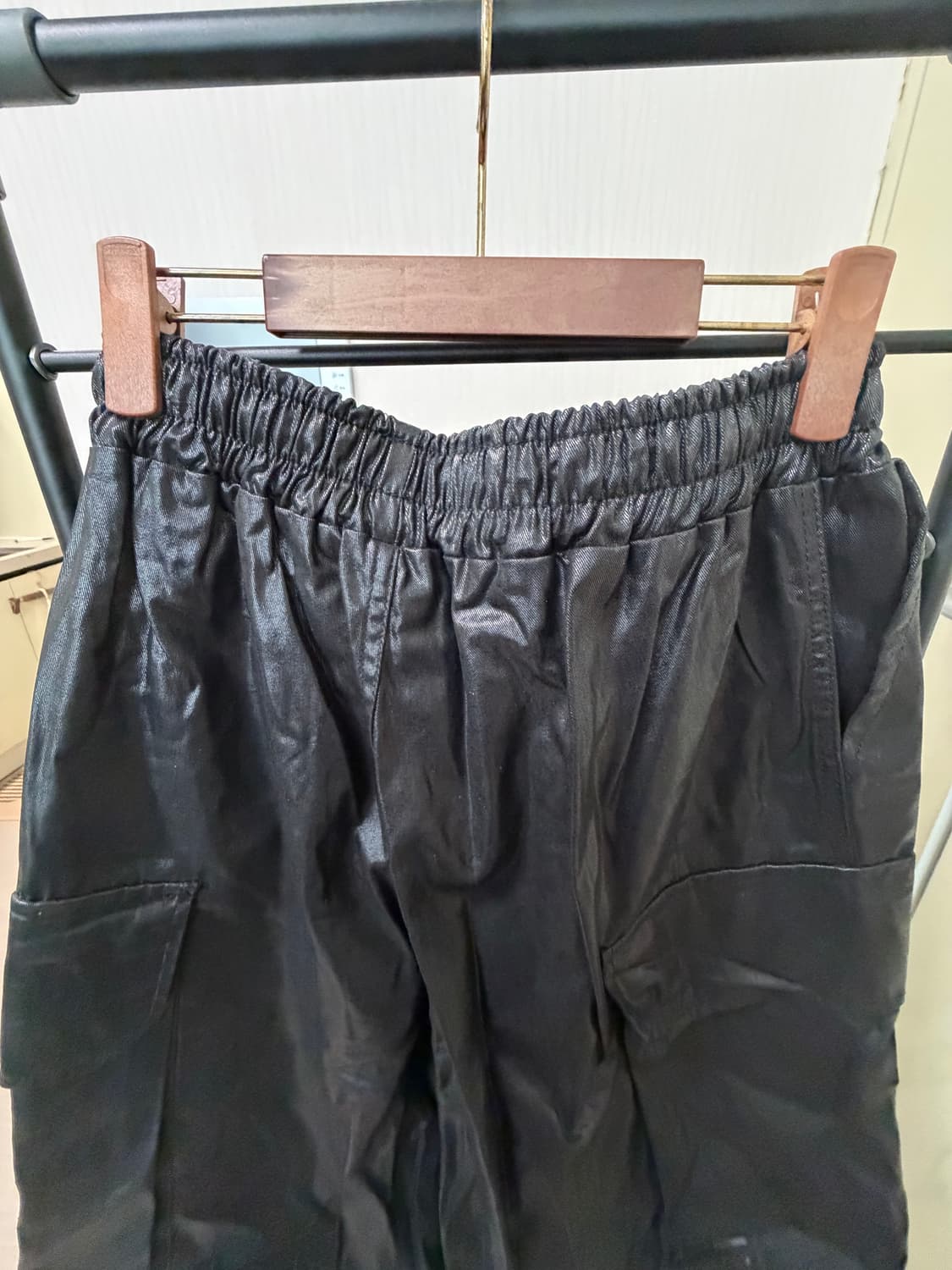 유광 페이크레더 카고 와이드 팬츠 상품이미지6