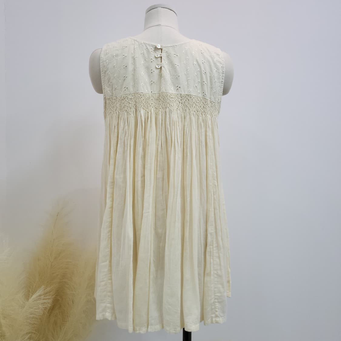 아이보리 레이온 스모크 자수 슬리브리스 블라우스 상품이미지4