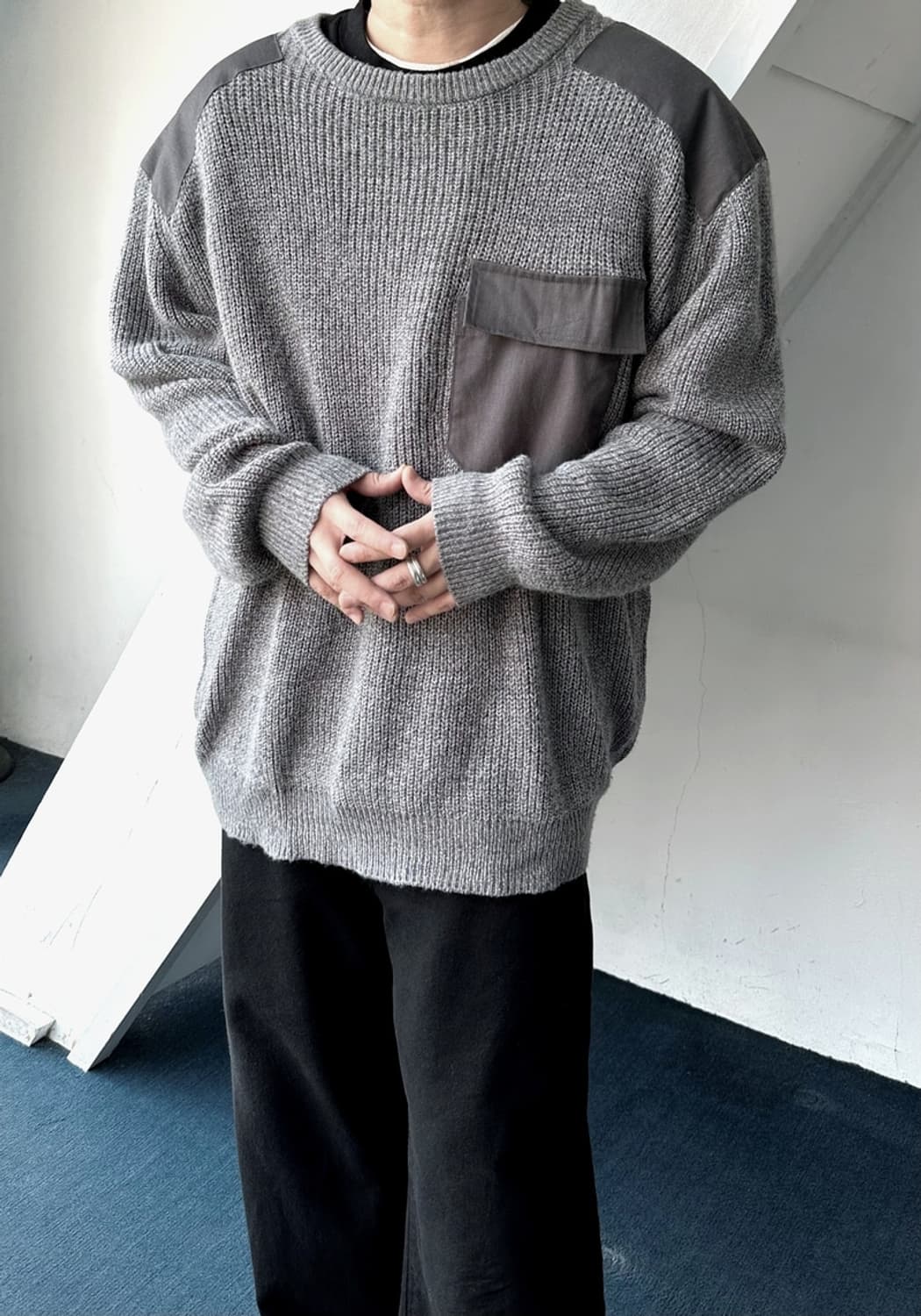 Patch design over knit P/O 상품이미지6