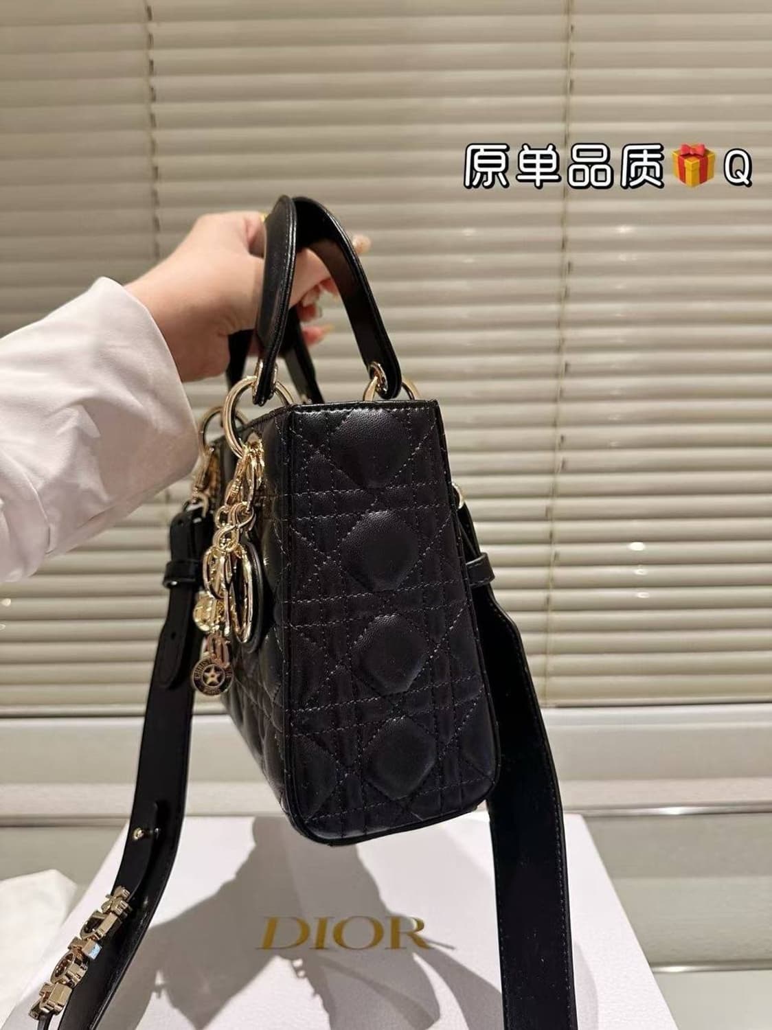 디올 레이디 디올 미니 백
까나쥬 스티칭 퀼트 블랙 상품이미지4