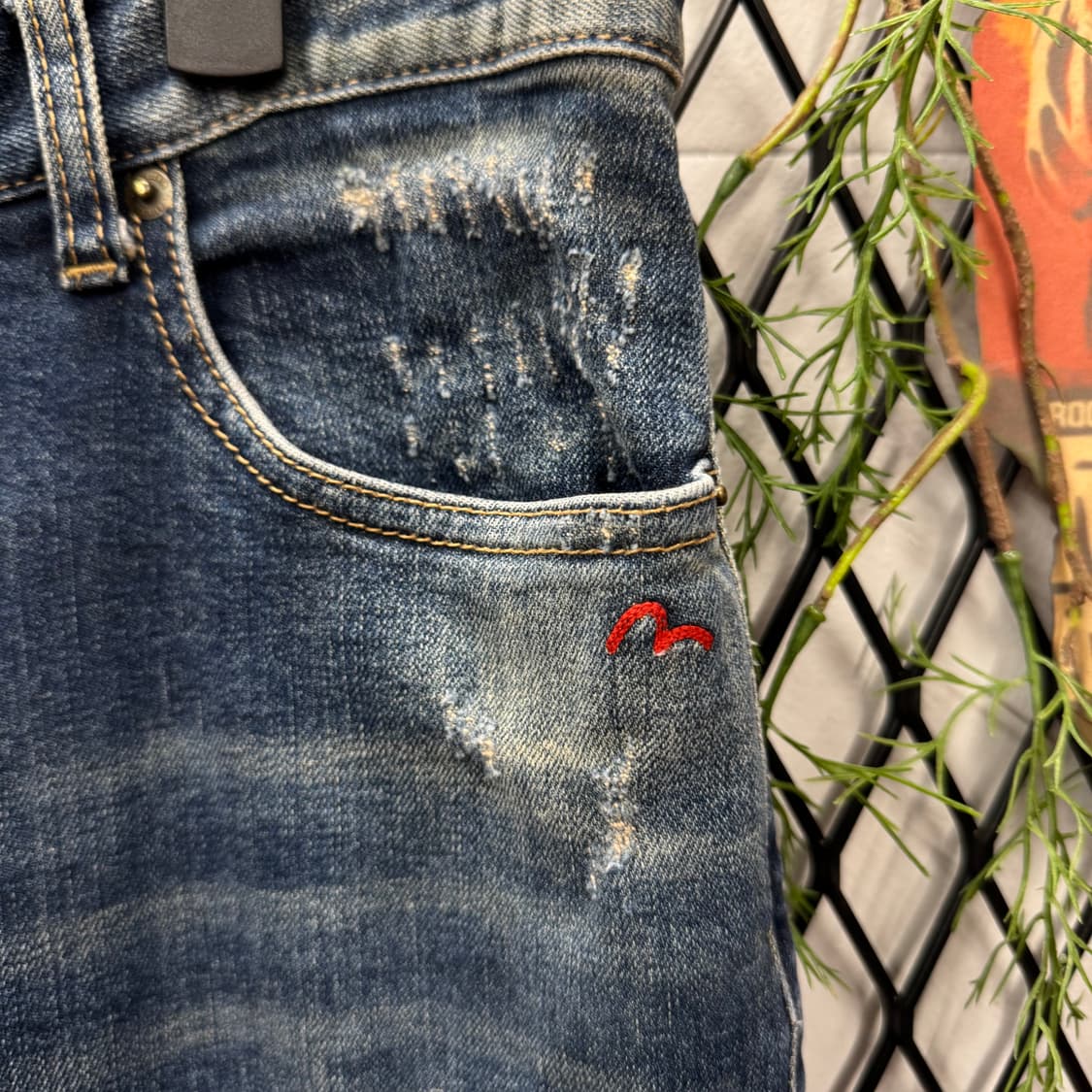 에비수 슬림핏 워싱 데님 팬츠 후면 갈매기 로고 포인트 중청 상품이미지5