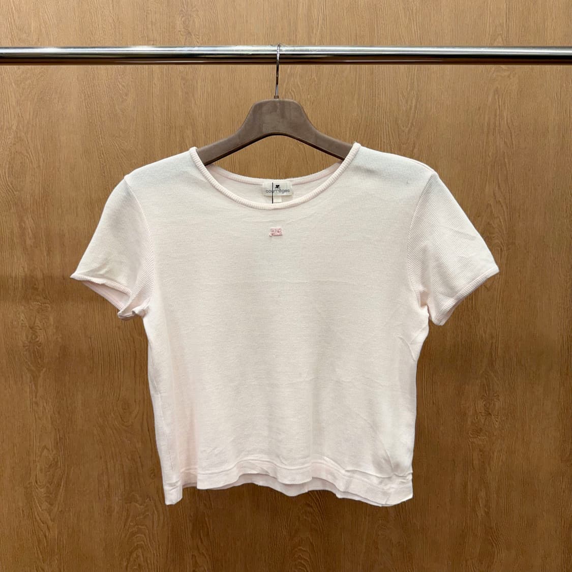 꾸레쥬 리브 반팔 티셔츠 로고 자수 디테일 슬림핏 라이트 핑크 상품이미지2